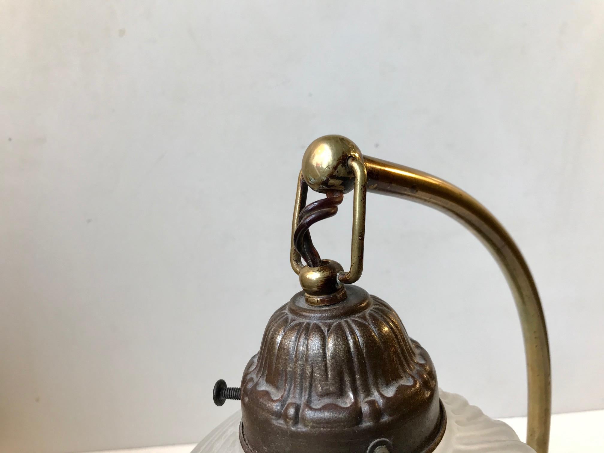 Lampe de bureau italienne Art Déco en laiton et verre, années 1930 en vente 2