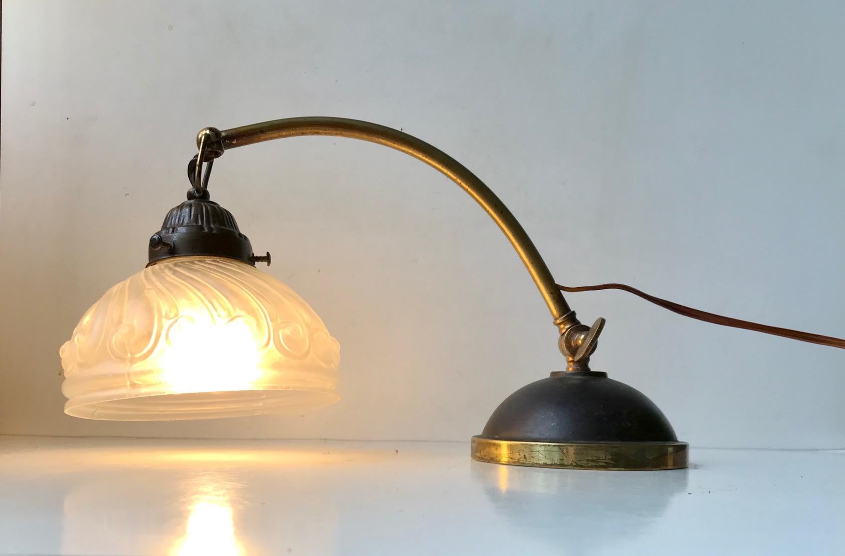 Lampe de bureau italienne Art Déco en laiton et verre, années 1930 en vente 3