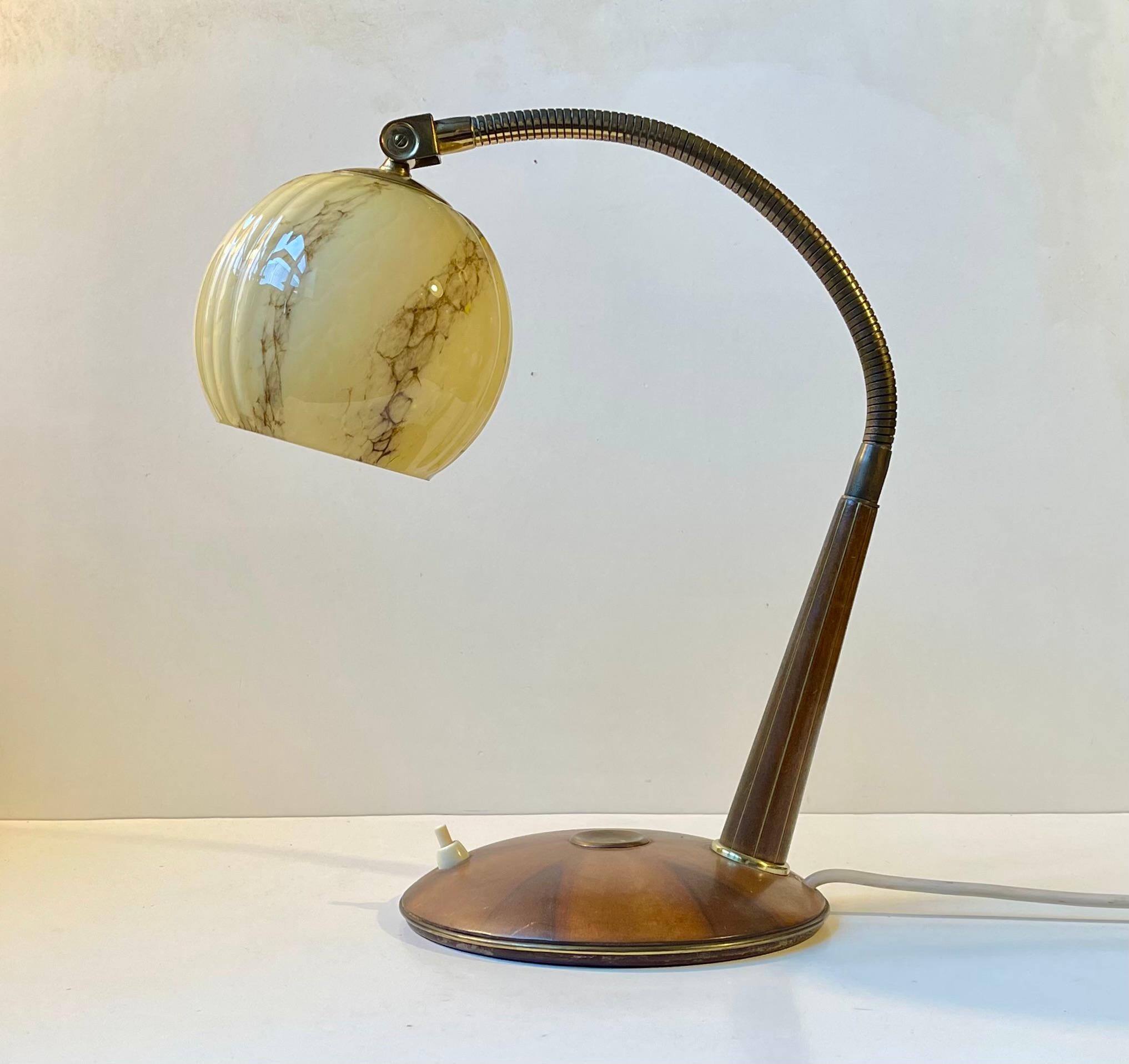 Lampe de table italienne Art déco en laiton, noyer et verre marbré, années 1930 Bon état - En vente à Esbjerg, DK