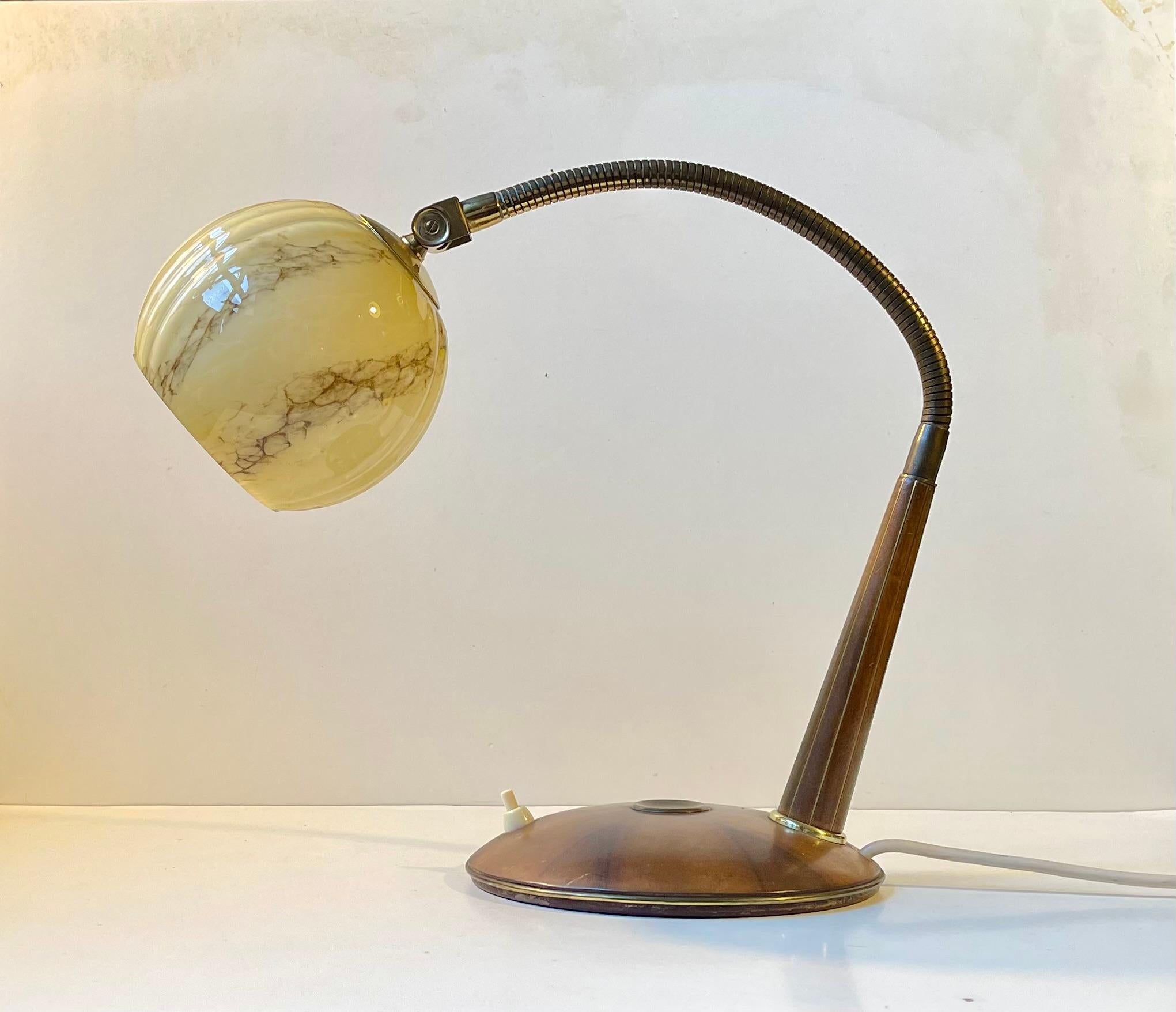 Milieu du XXe siècle Lampe de table italienne Art déco en laiton, noyer et verre marbré, années 1930 en vente