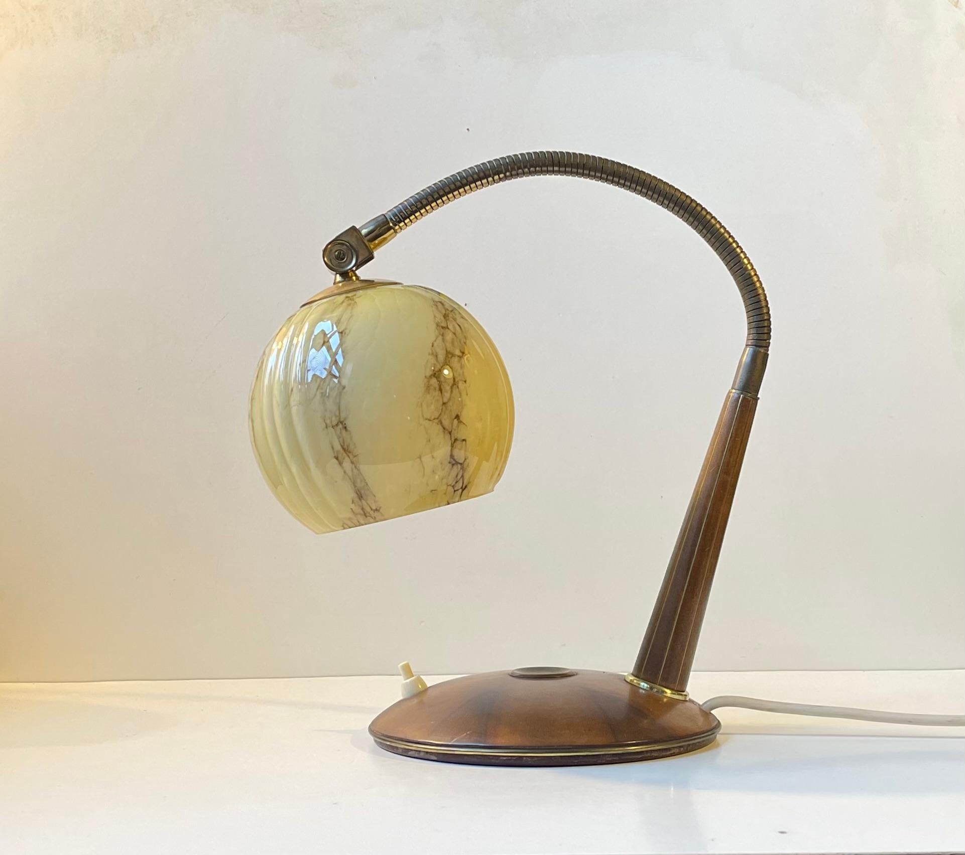 Laiton Lampe de table italienne Art déco en laiton, noyer et verre marbré, années 1930 en vente