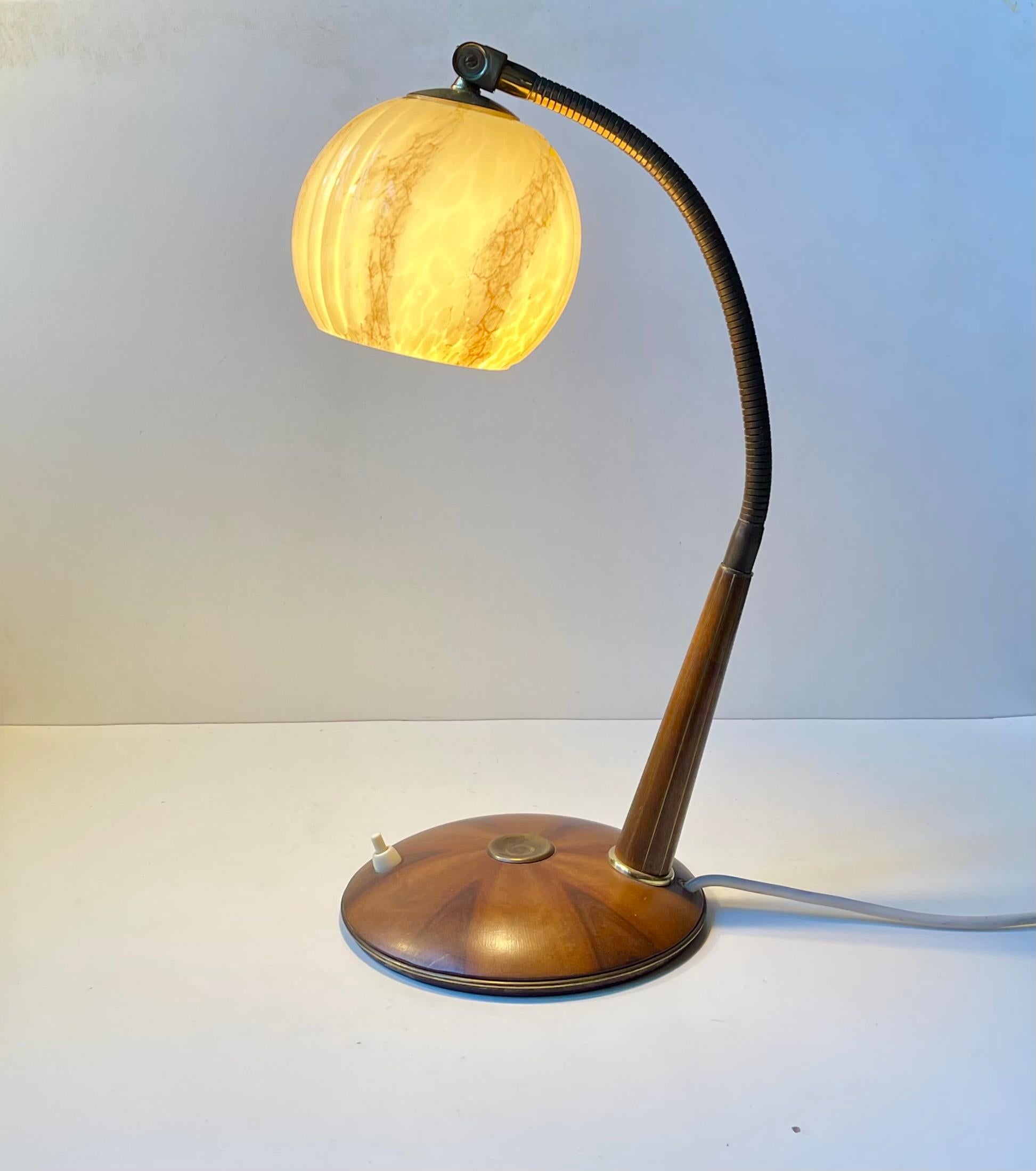 Lampe de table italienne Art déco en laiton, noyer et verre marbré, années 1930 en vente 1