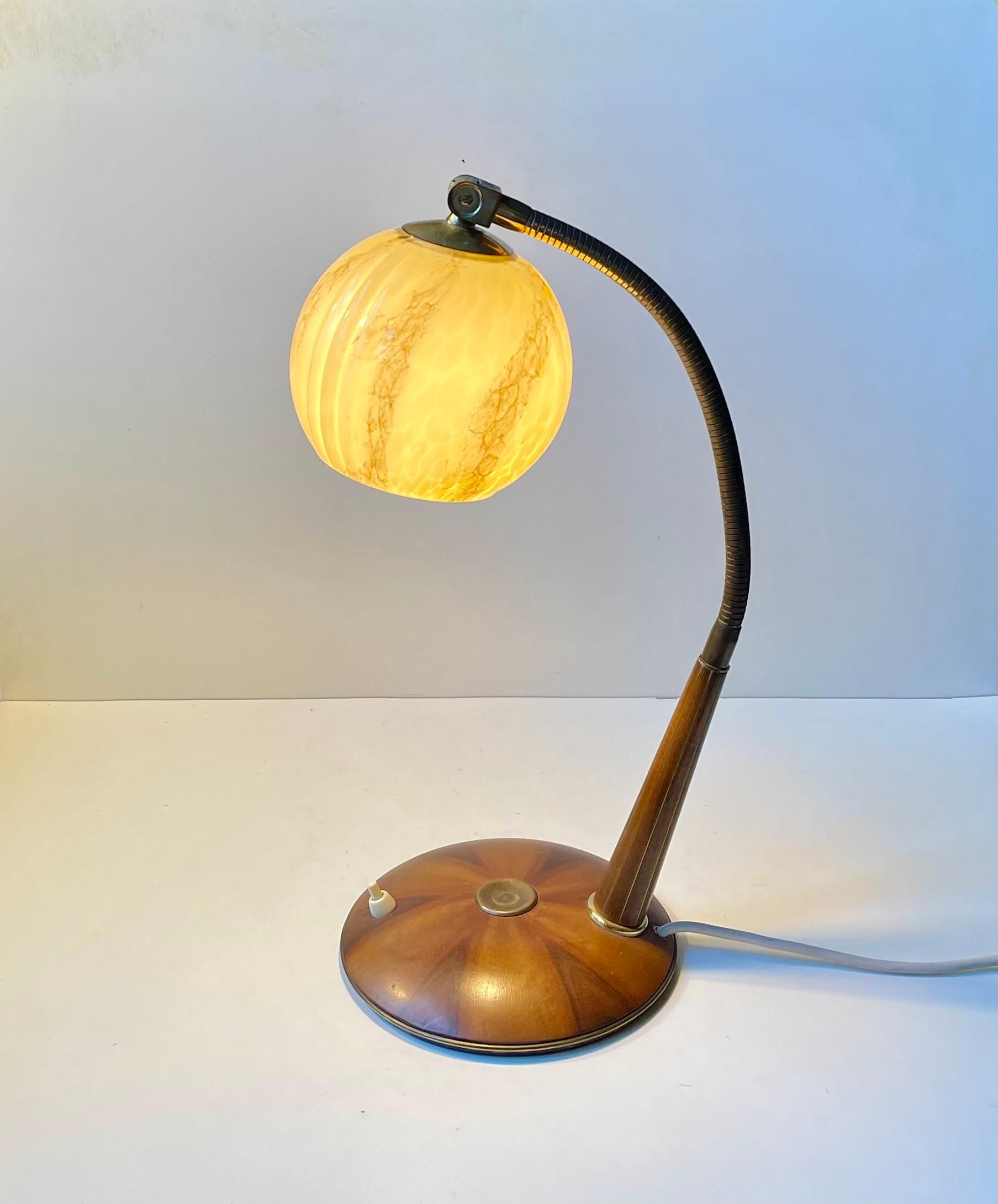 Lampe de table italienne Art déco en laiton, noyer et verre marbré, années 1930 en vente 2