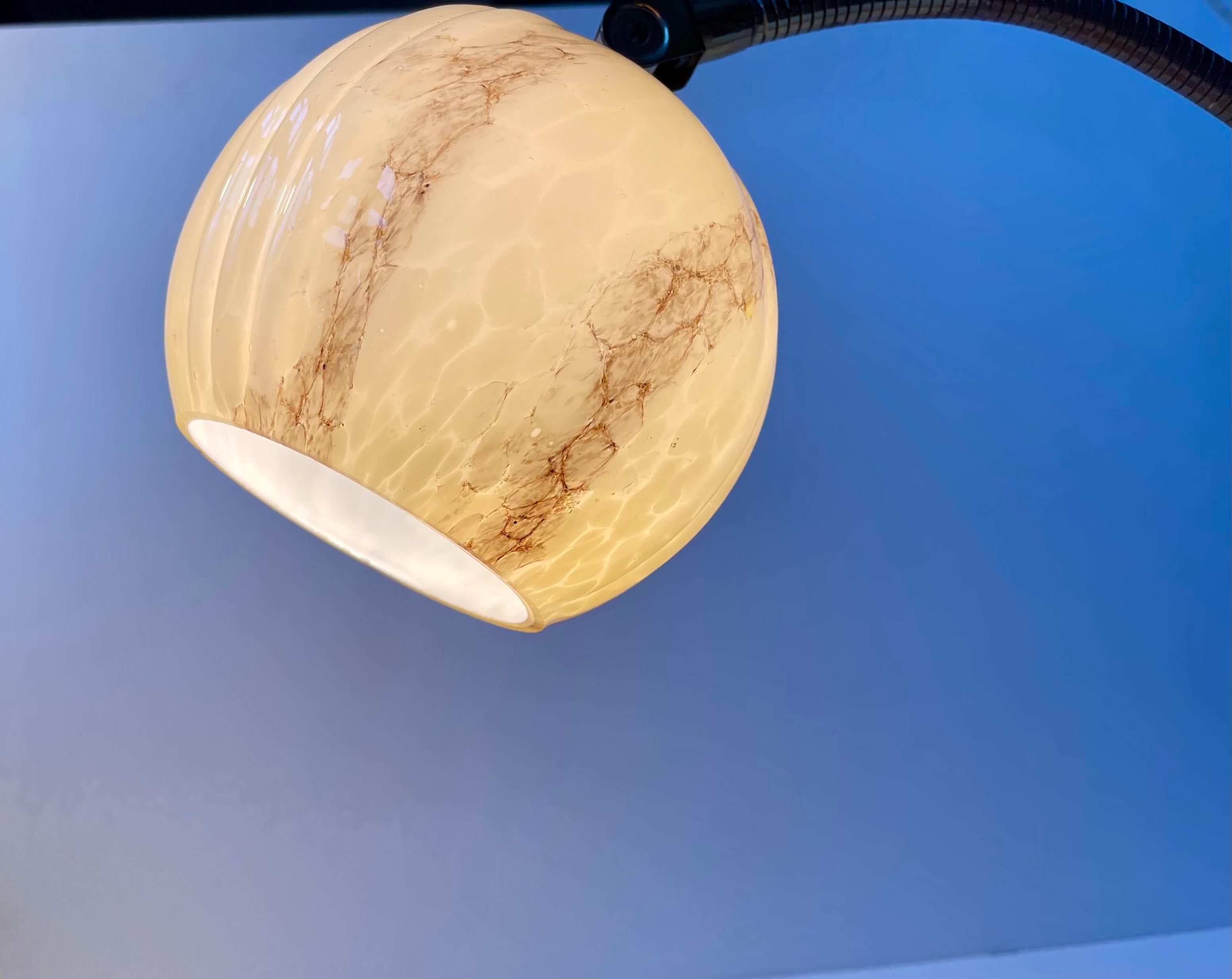 Lampe de table italienne Art déco en laiton, noyer et verre marbré, années 1930 en vente 3