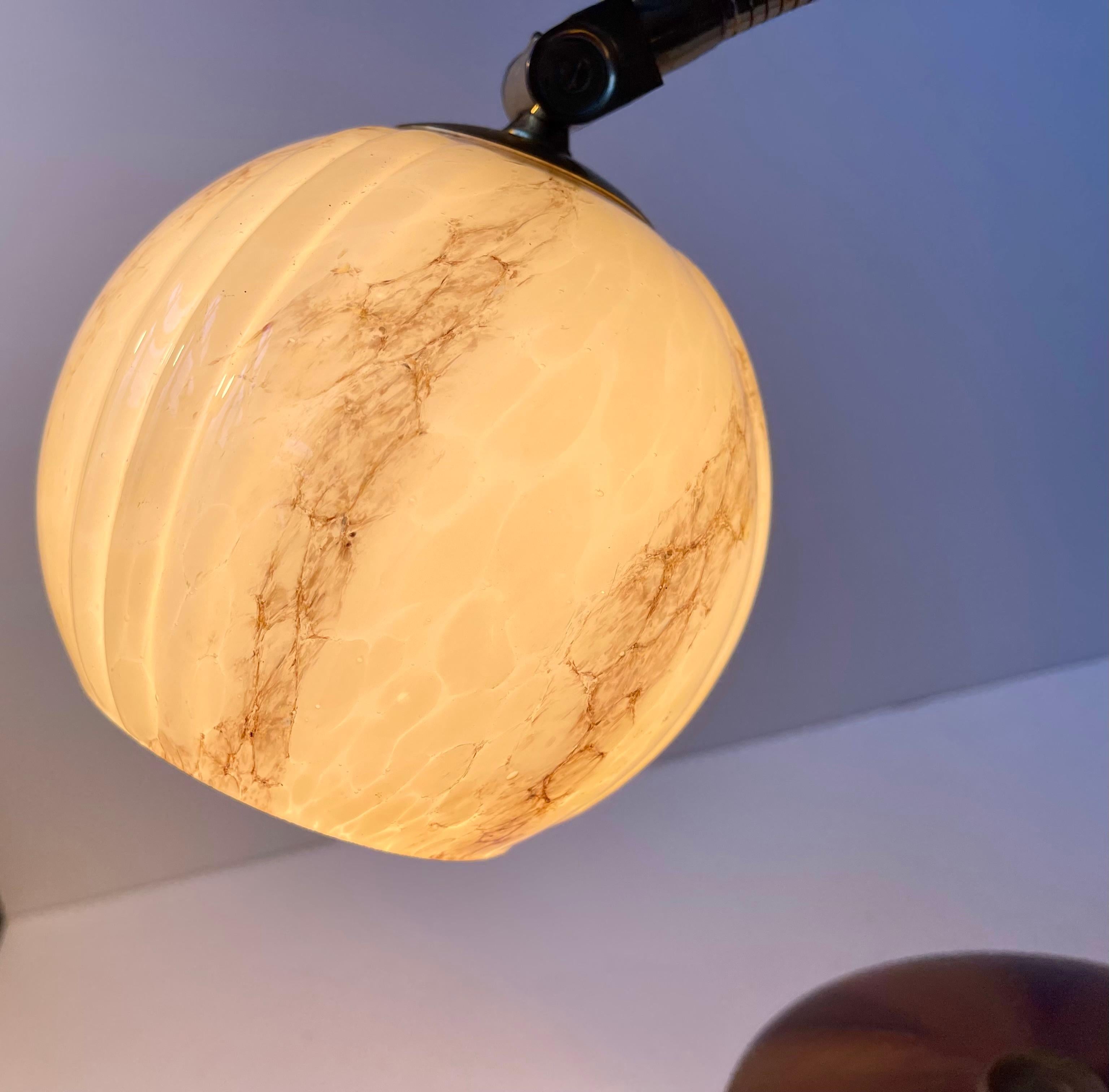 Lampe de table italienne Art déco en laiton, noyer et verre marbré, années 1930 en vente 4