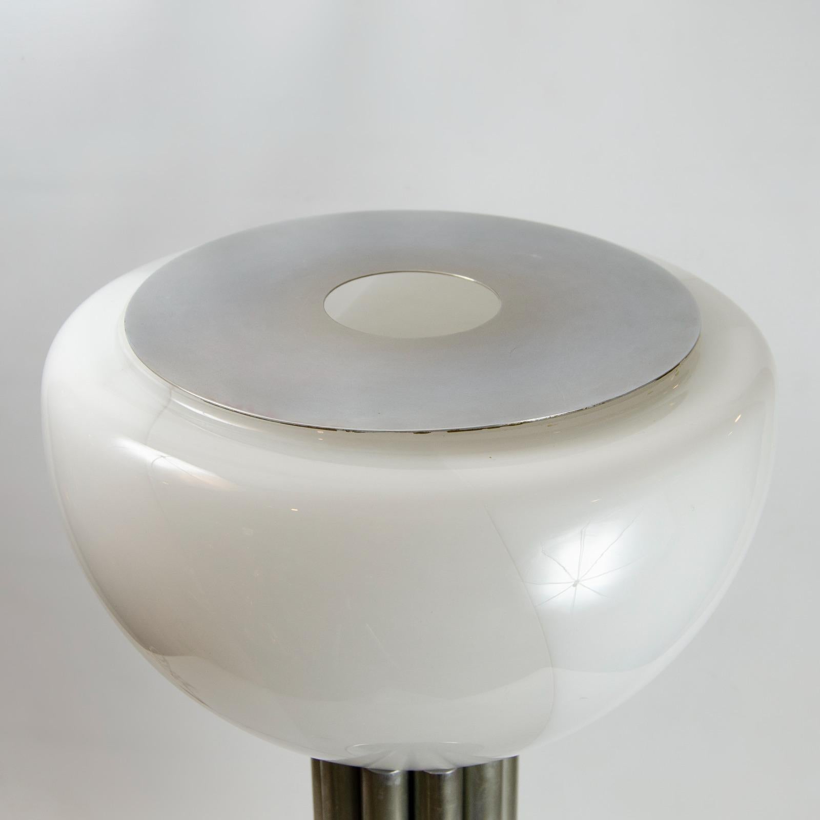 Italienische Art déco-Tischlampe im Art déco-Stil, personalisierte Fackel (20. Jahrhundert) im Angebot