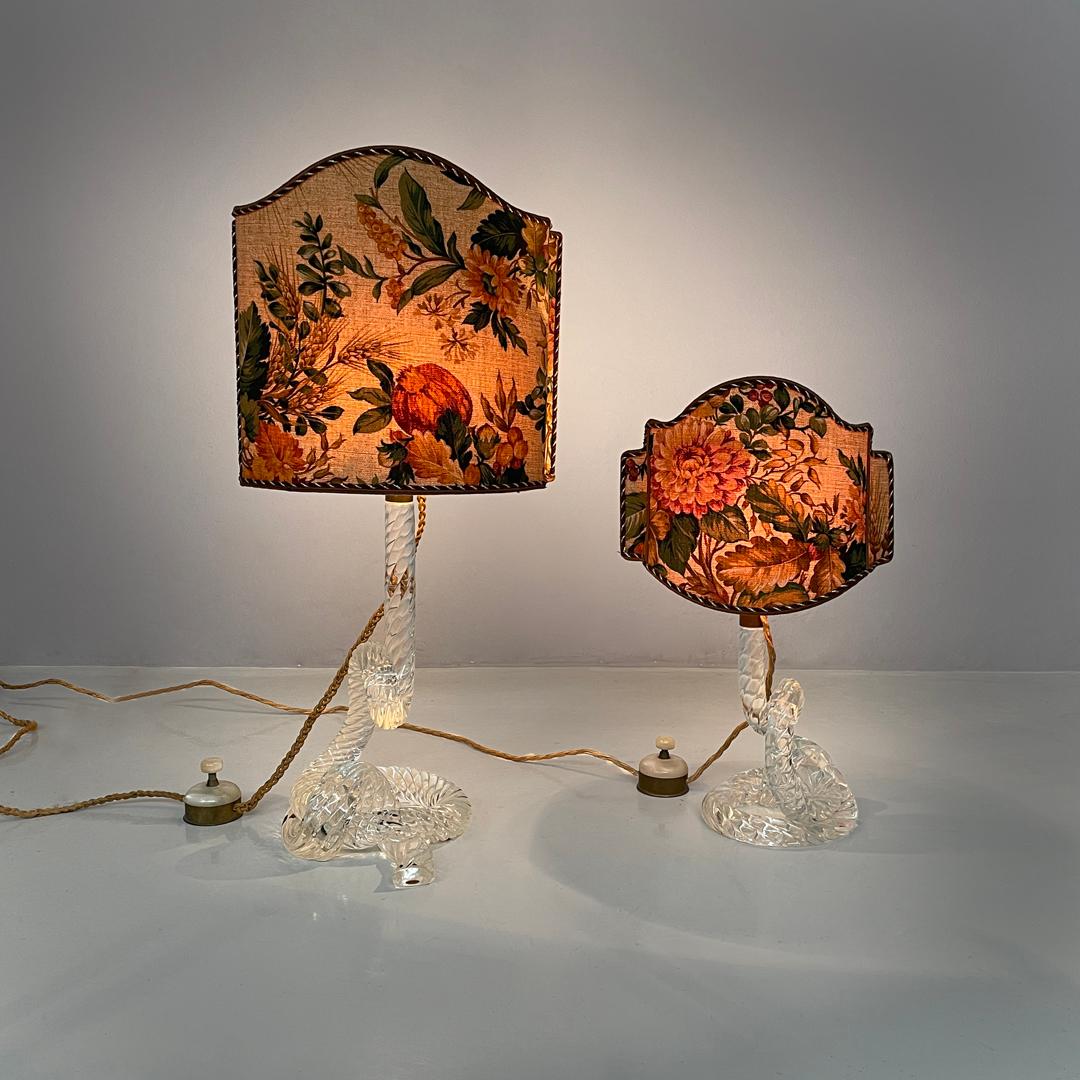 Italian Art Deco table lamps by Seguso in Murano glass and floral fabric, 1930s
Pair of Murano glass table lamps. The lampshades are semicircular and have curved lines, they are composed of a floral fabric in shades of red and green with a beige