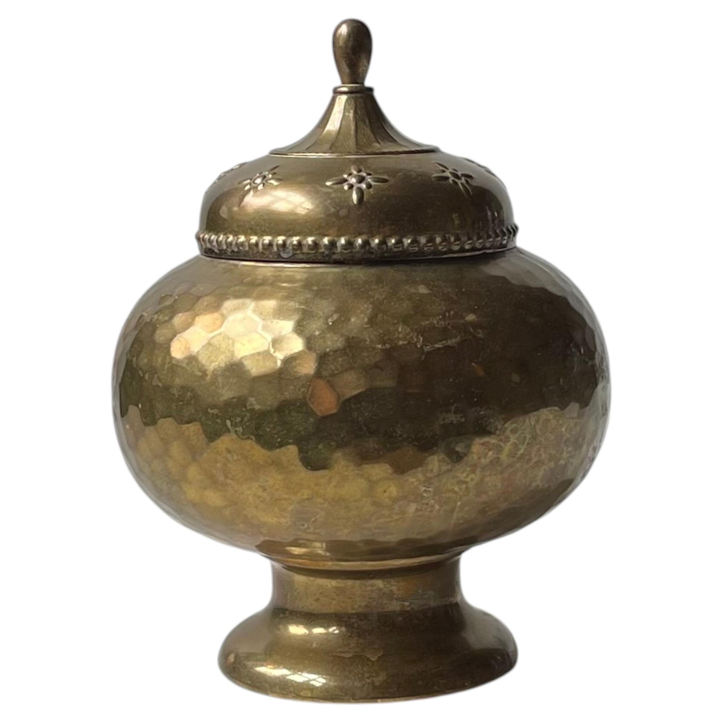 Tarro de té italiano de estilo Art Déco, de latón martillado a mano y con relieve en venta