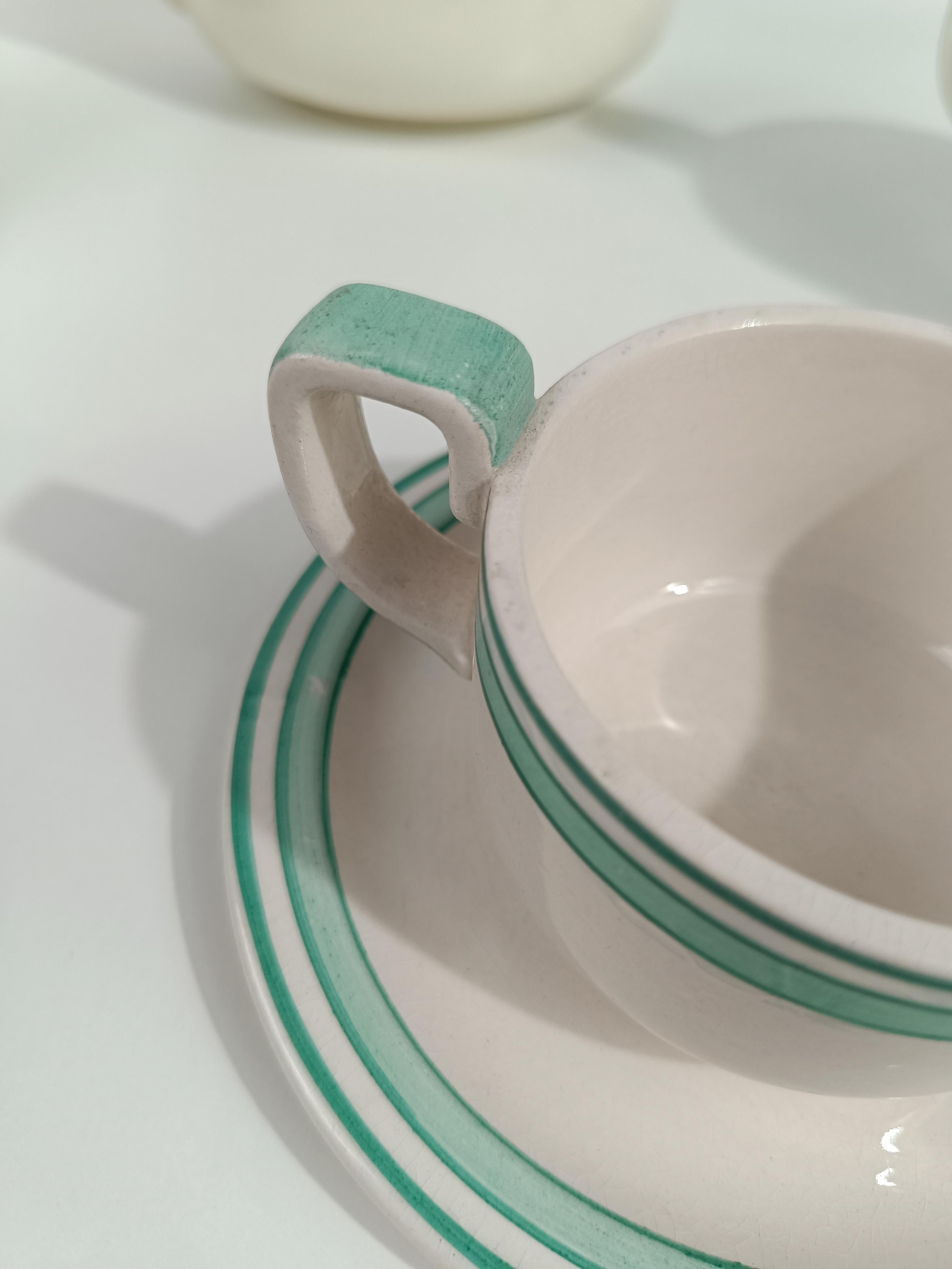 Un conjunto fabricado en Italia por la histórica empresa de cerámica y porcelana Richard Ginori, fundada en la Toscana, en Sesto Fiorentino, en 1896, y actualmente propiedad de la marca de lujo Gucci (grupo Kering), que la adquirió en 2013.
Este