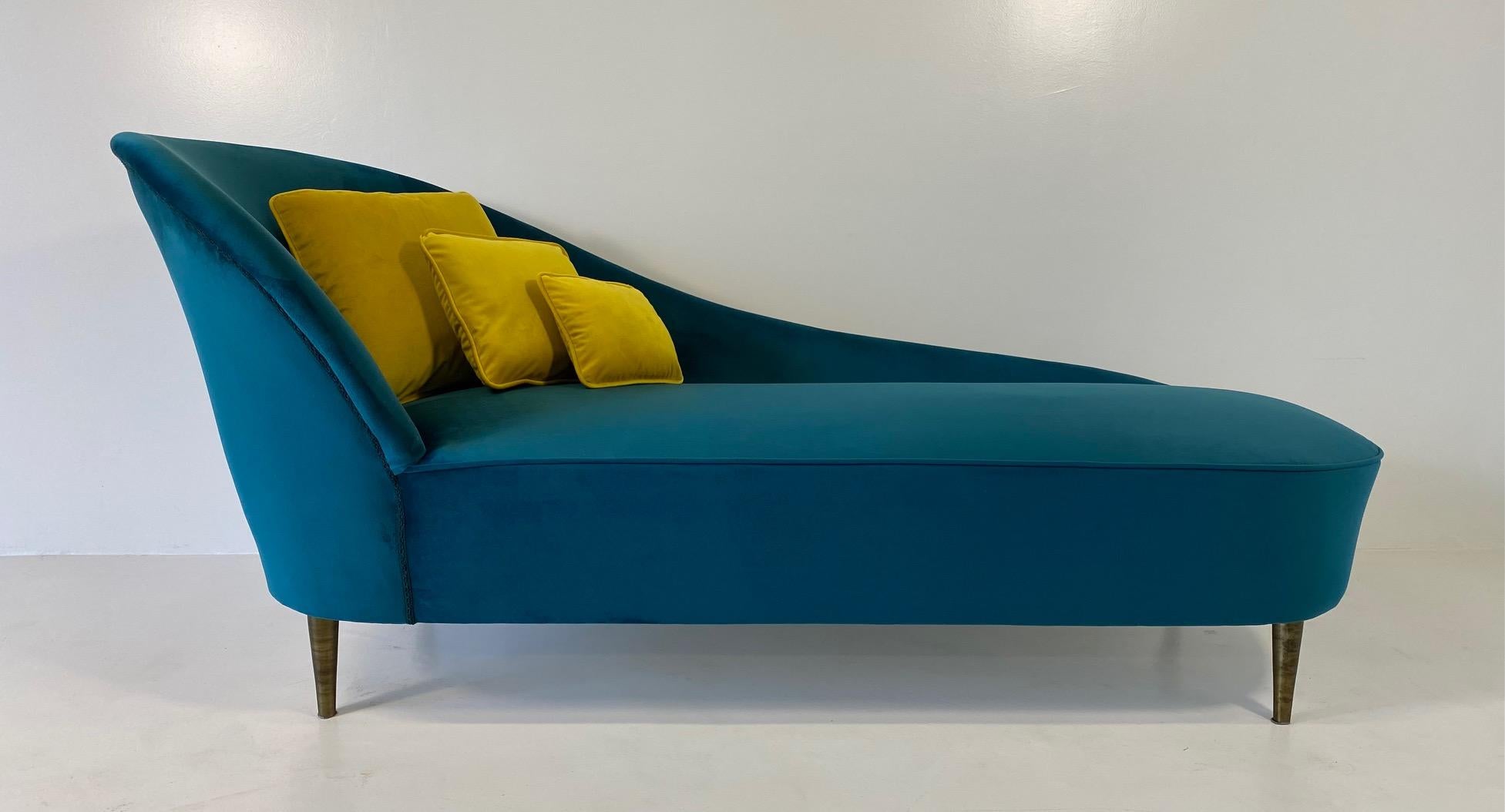 This Chaise-longue was produced in Italy in the 1950s. 
It has been completely restored and reupholstered with a teal colored velvet and three yellow pillow. The feet are in metal. 