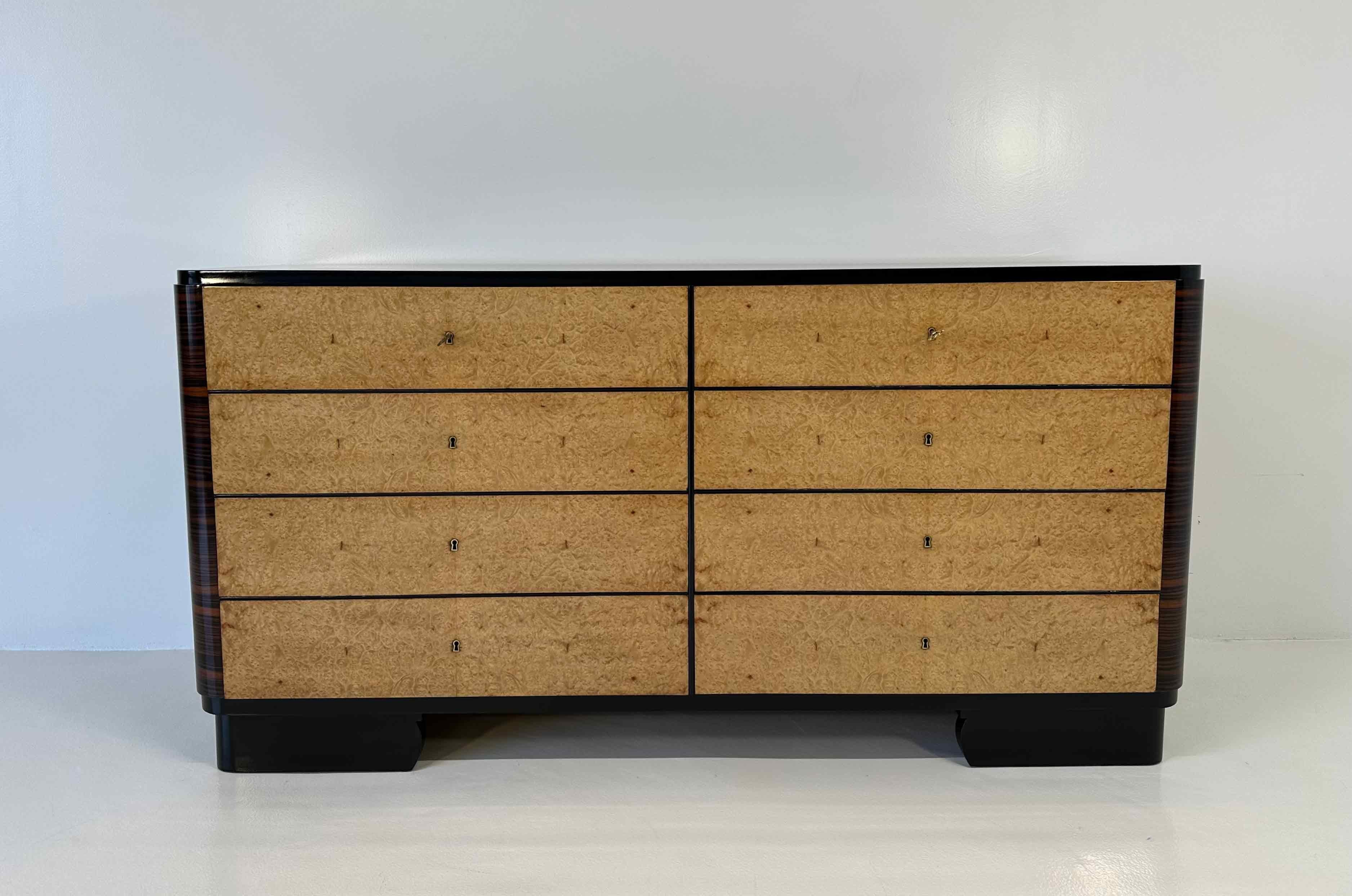Diese elegante Art-Déco-Kommode wurde in den 1930er Jahren in Italien hergestellt. 
Die Schubladen sind aus Thuja-Birke, während die Platte und die Seitenteile aus Ebenholz-Makassar gefertigt sind. Die Details, wie das Profil der Platte, die