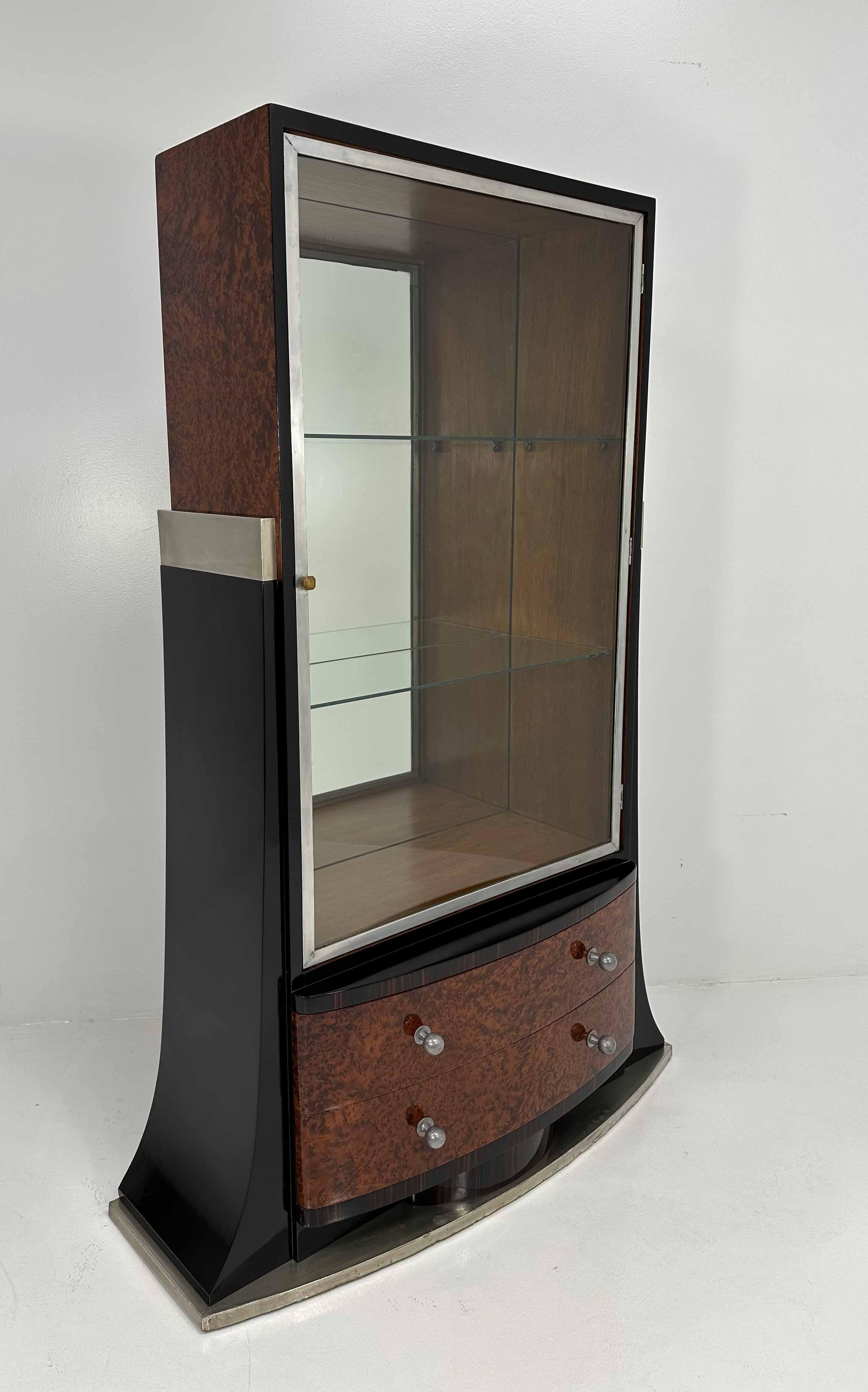 Italian Art Deco Thuja, Macassar Ebony, Glass, Mirrors and Metal Vitrine, 1935 In Good Condition In Meda, MB