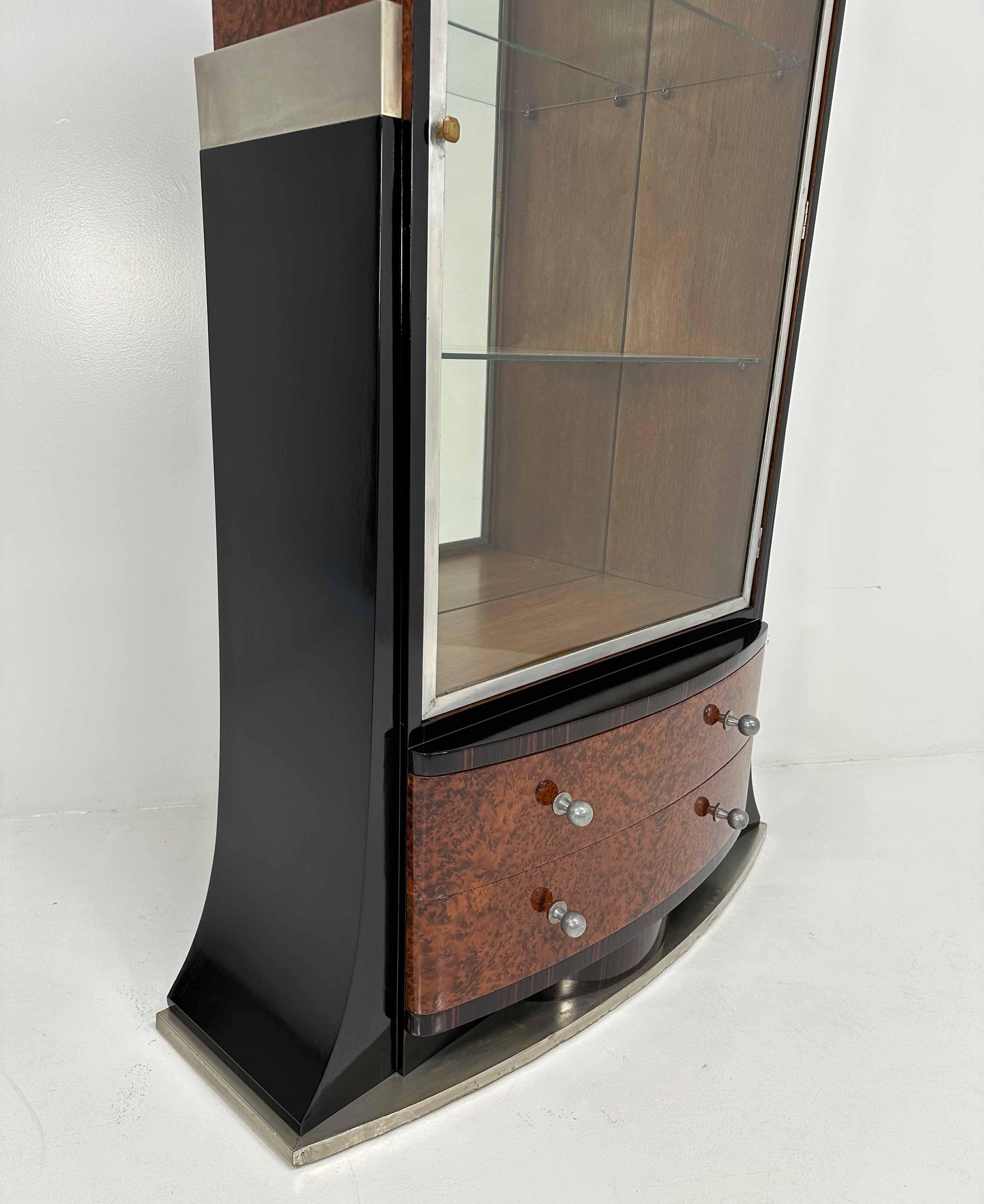 Mid-20th Century Italian Art Deco Thuja, Macassar Ebony, Glass, Mirrors and Metal Vitrine, 1935 For Sale