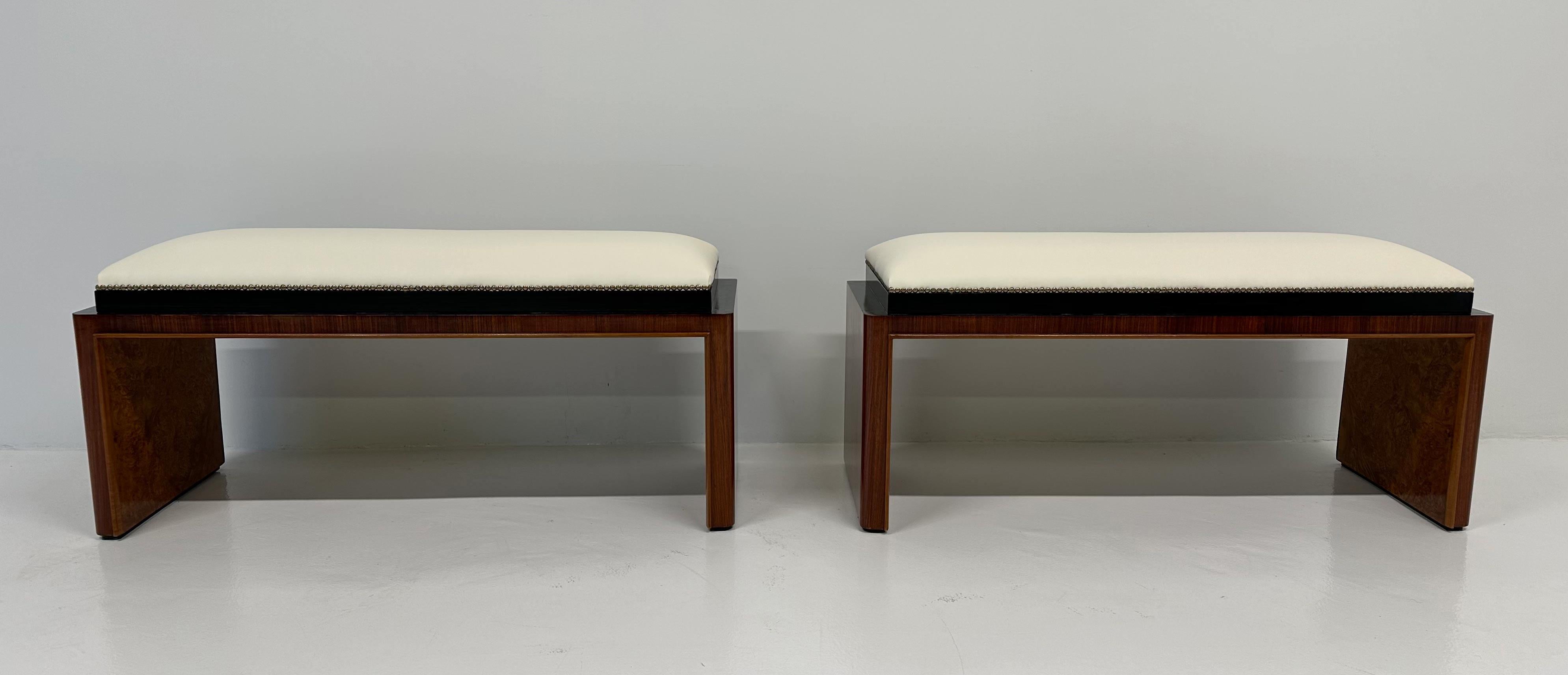 This pair of Art Deco benches was produced in Italy in the 1930s. 
The inside part of the legs is in Thuja Briar, while the outside is in Macassar ebony. The profile of the seat and the reeded back are in black lacquered wood. The seat is in a