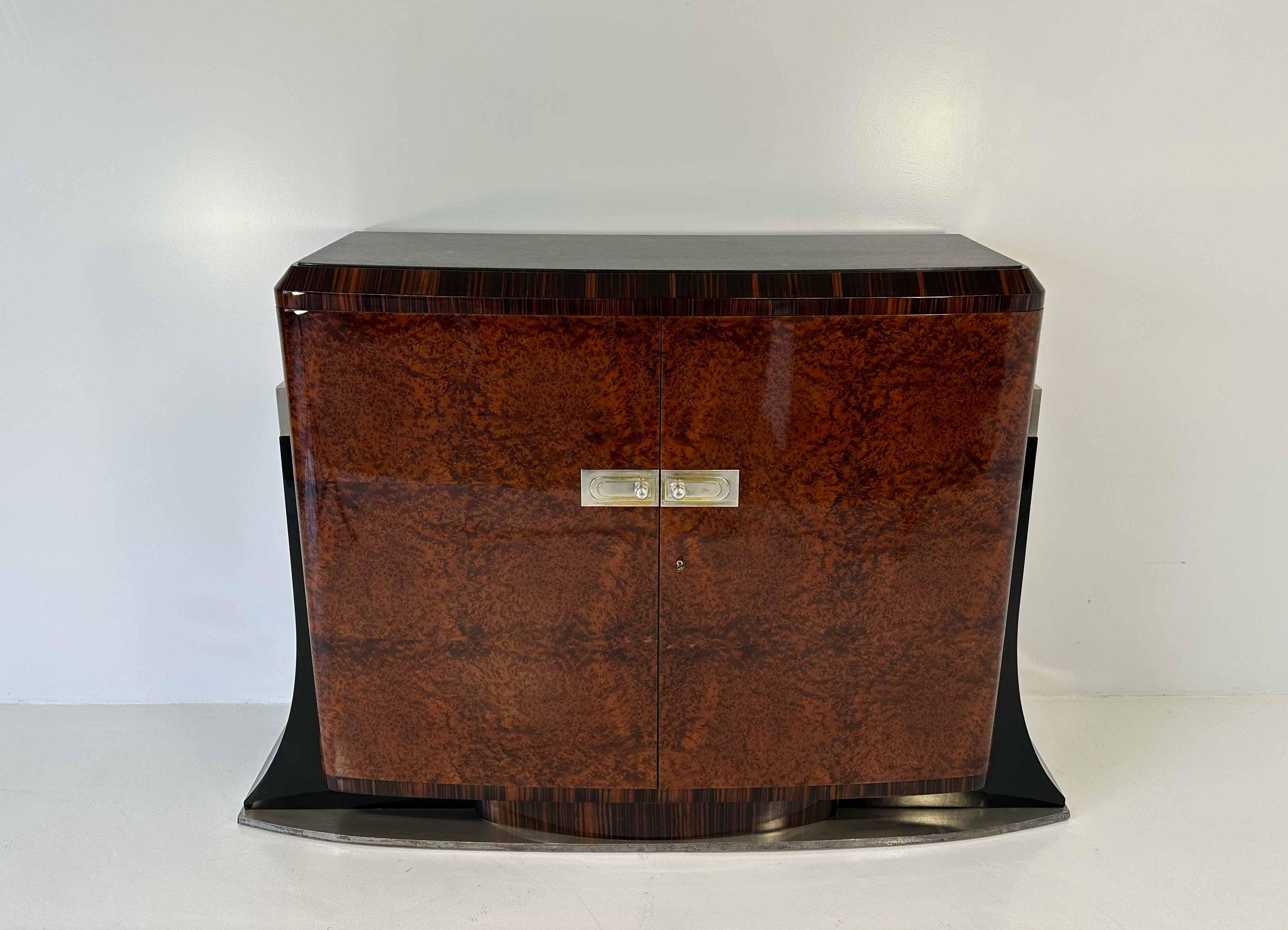 Cet élégant buffet Art déco a été produit en Italie, plus précisément à Meda (près de Milan) en 1935. Au dos du miroir des deux meubles avec lesquels il a été produit, il y a un grand Label qui certifie sa provenance géographique et la date de