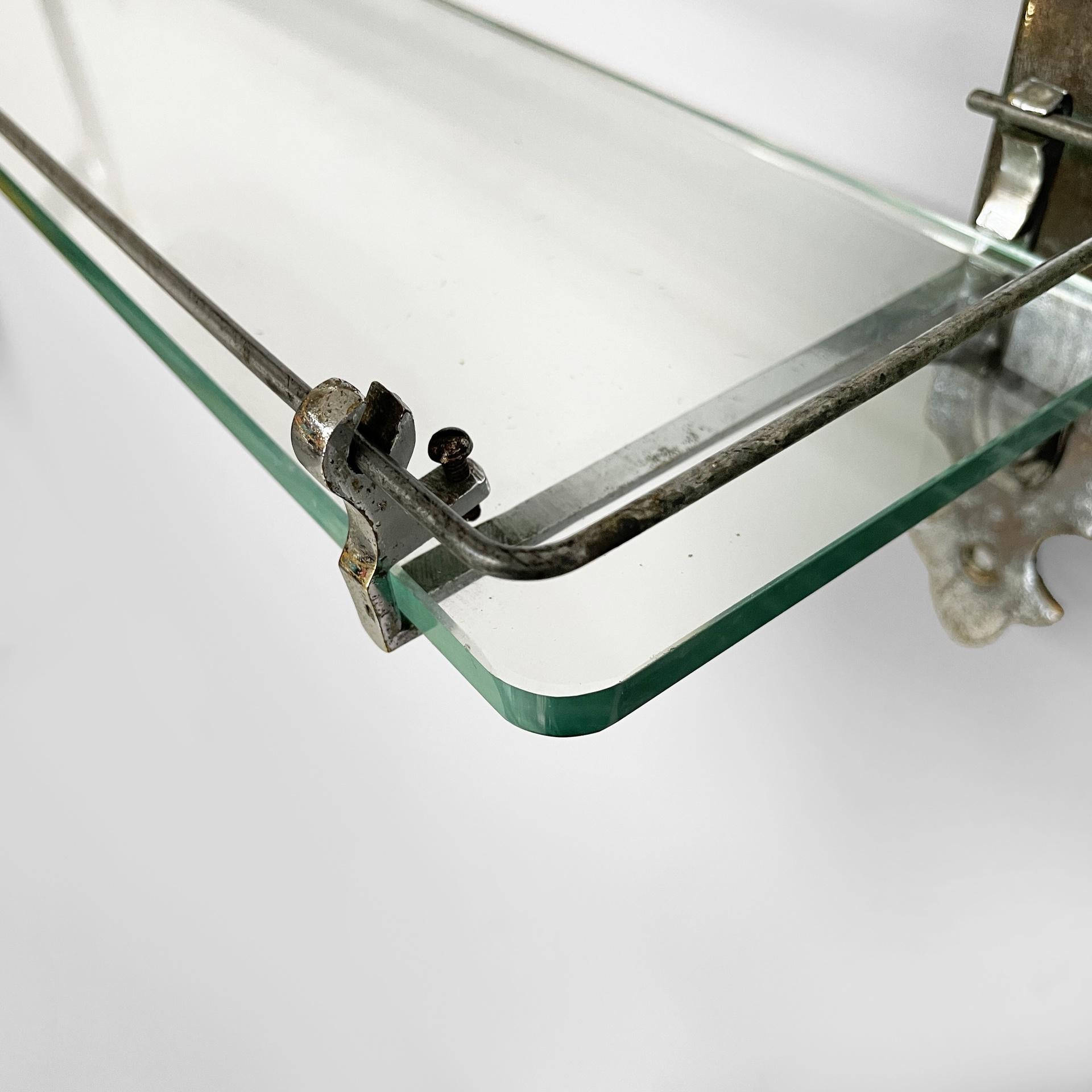 Miroir mural inclinable italien Art Deco avec étagère en verre et métal, années 1930 en vente 8