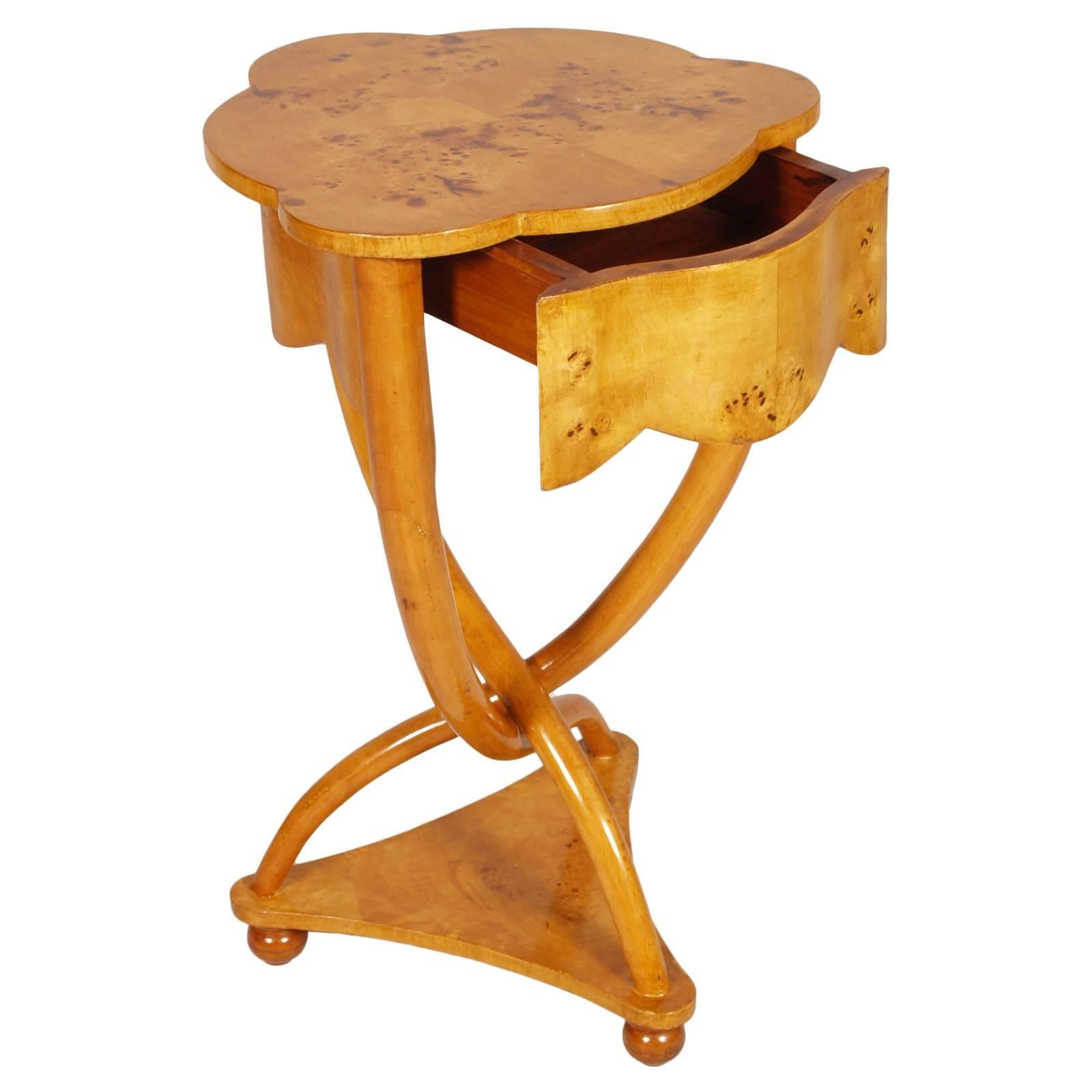 Italian Art Deco Vittorio Dassi attributed sculptural uncommon bedside table or corner console, in lacquered birch root
Measures cm: H 72, W 44, D 44.