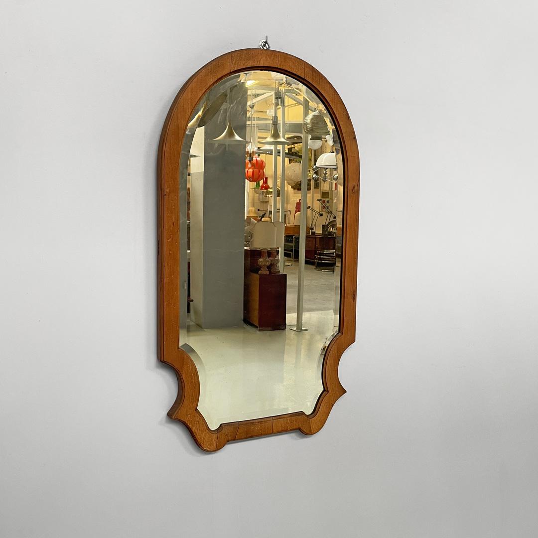 Italian Art Deco wall mirror in wood, 1940s
Arched shaped wall mirror with wooden frame. There is a decorative embossment on the circumference of the glass. There is a ring on the top to hang it.
1940s
Good condition, light marks and stains on the