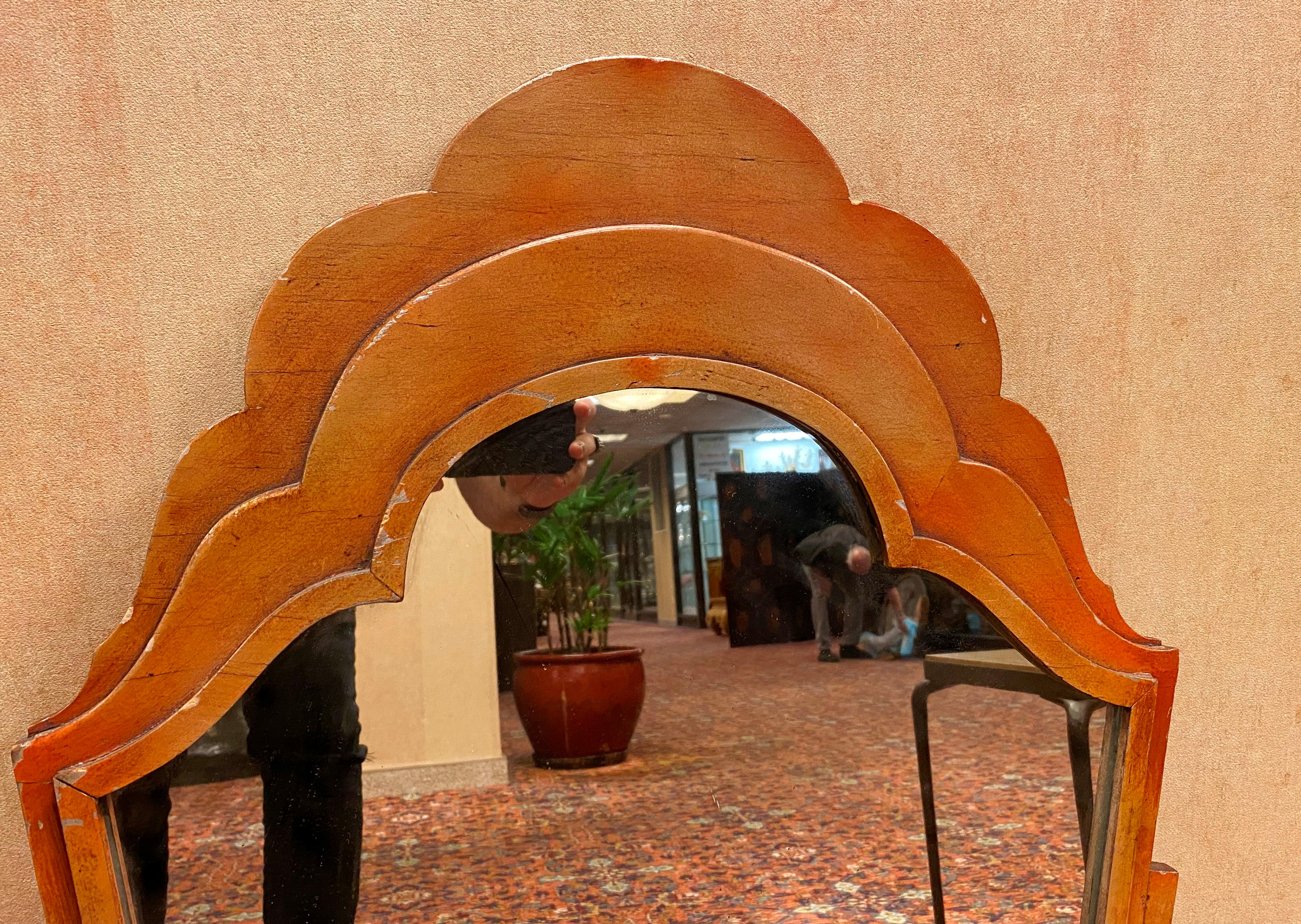 Italienischer Wandspiegel aus der Zeit des Art déco mit raffiniert handgeschnitztem, geschichtetem Holz, mit Blattsilber und lachsfarbener Lackierung. Das in den späten 1920er Jahren in Italien hergestellte Stück befindet sich in einem sehr guten