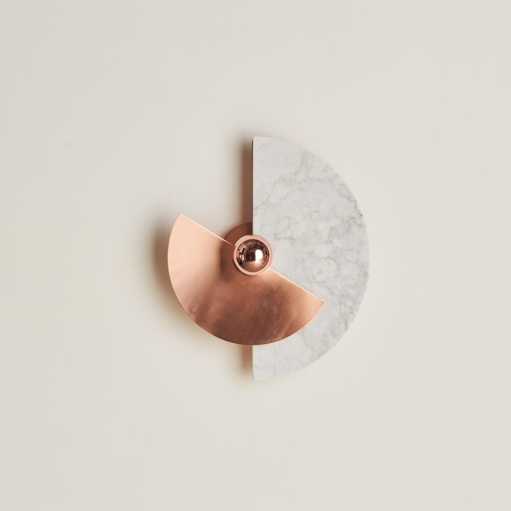 The Levante wall sconce with its circular shape is a strong reference to the sun. The possibility of placing the discs in 12 different positions offers original plays of light and shadow projected on the wall. The brass structure and disc, combined