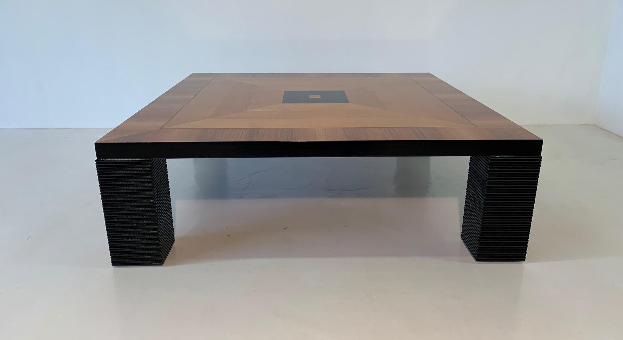 Italian Art Deco Walnut and Black lacquer Coffee Table In Good Condition In Meda, MB