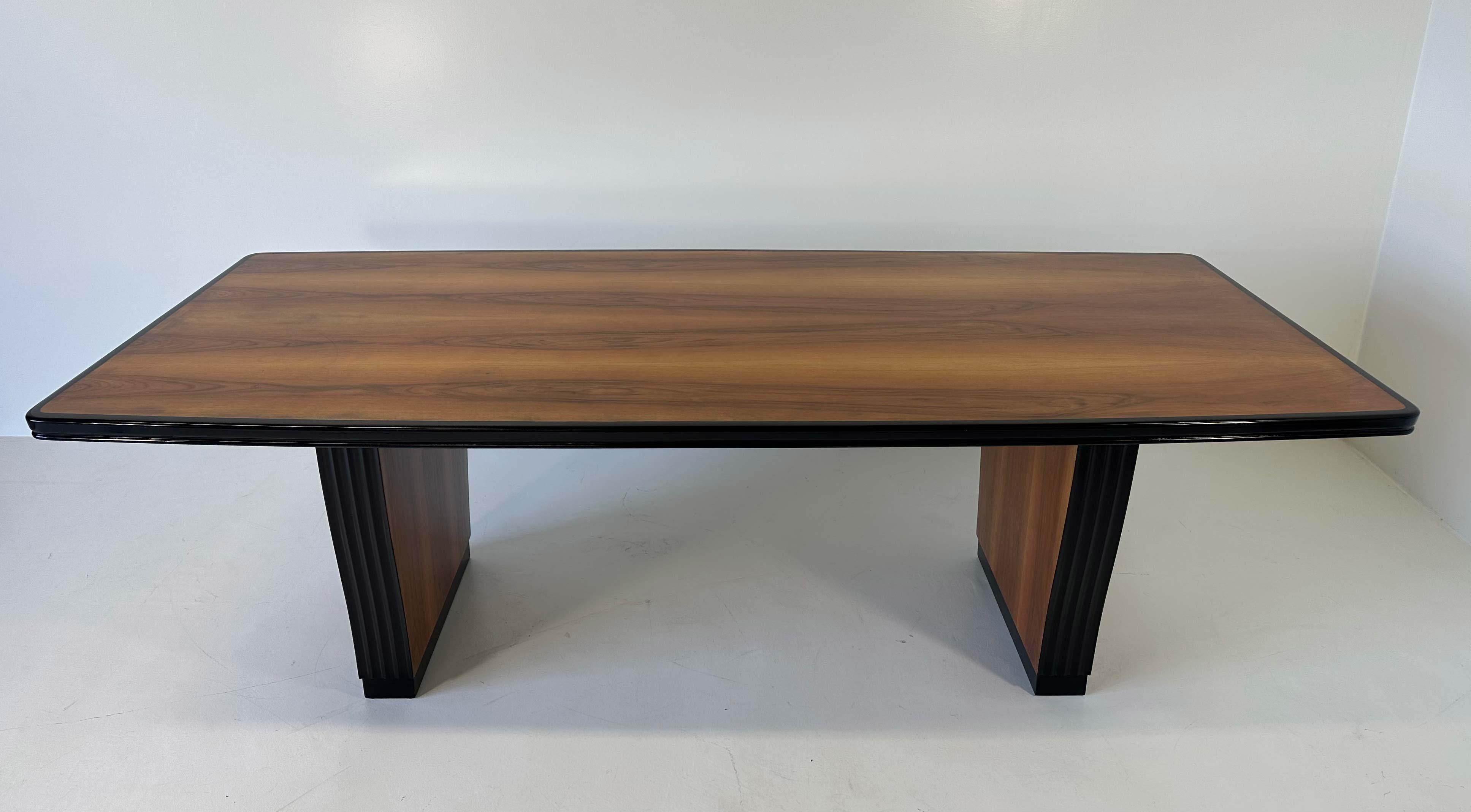 Italian Art Deco Walnut and Black Lacquer Table, 1930s In Good Condition For Sale In Meda, MB