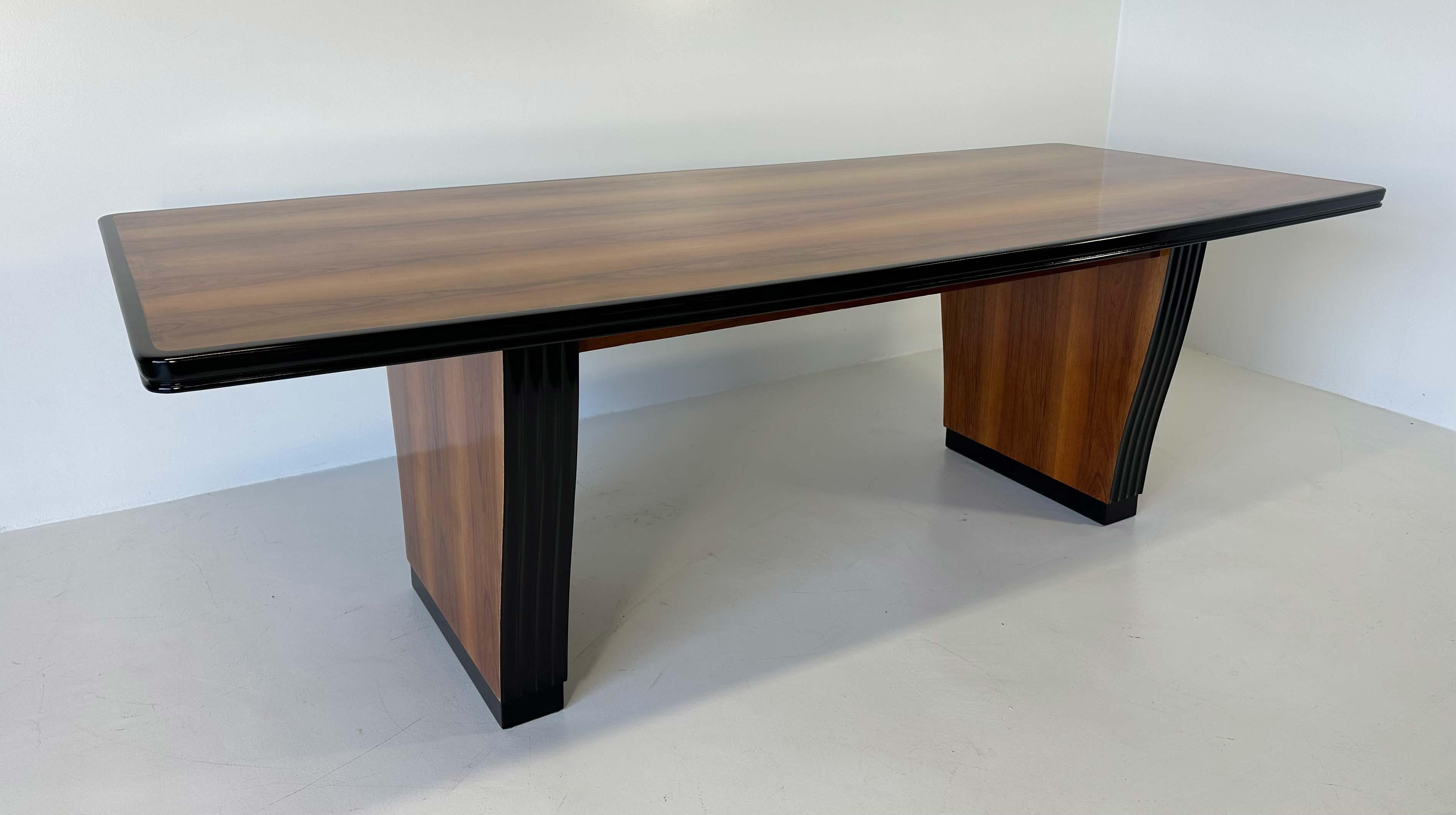 Mid-20th Century Italian Art Deco Walnut and Black Lacquer Table, 1930s For Sale