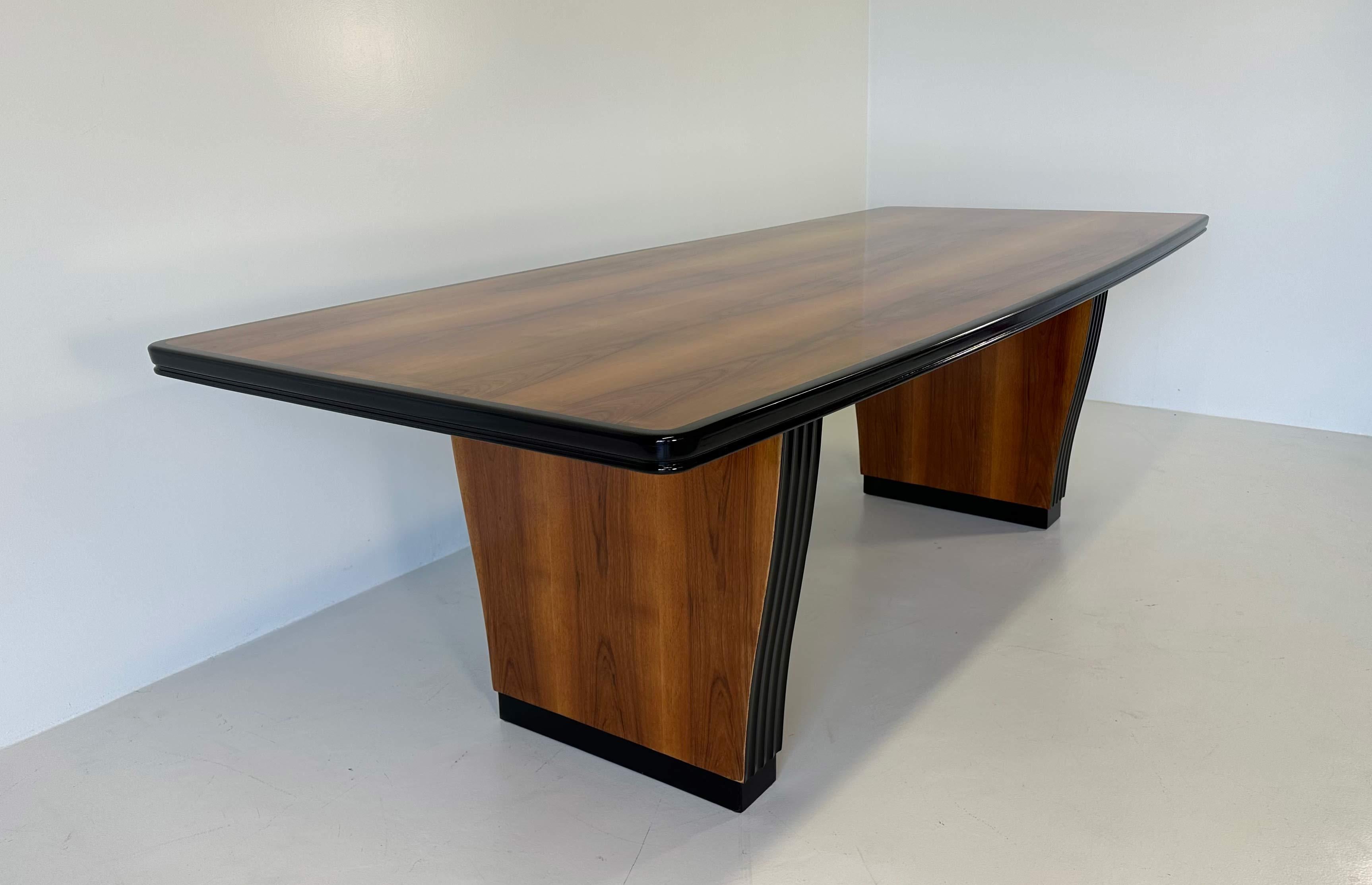 Italian Art Deco Walnut and Black Lacquer Table, 1930s For Sale 1