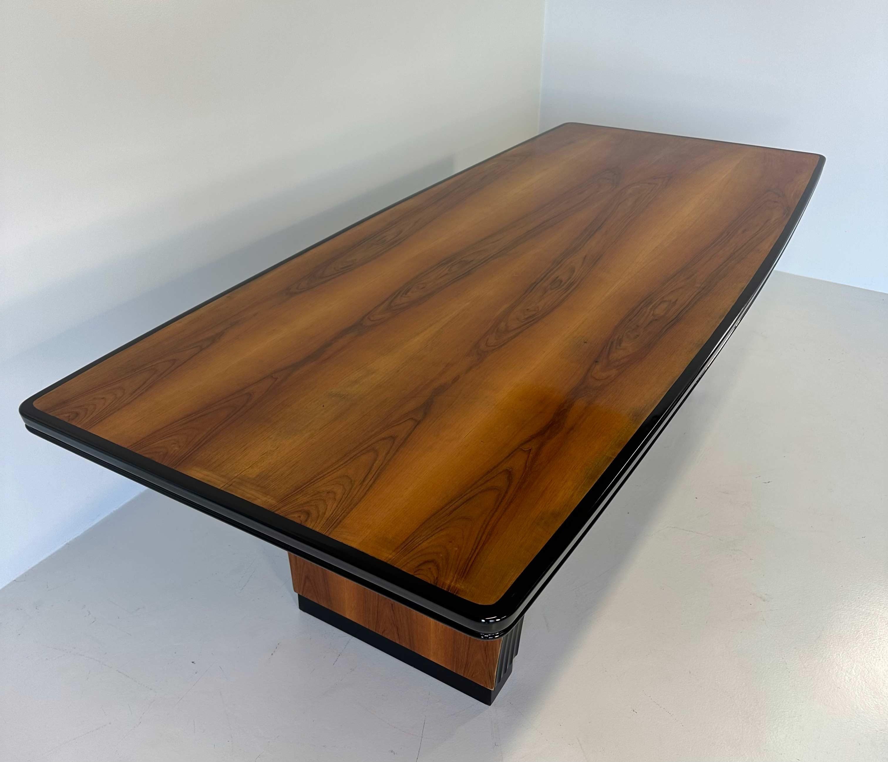 Italian Art Deco Walnut and Black Lacquer Table, 1930s For Sale 2
