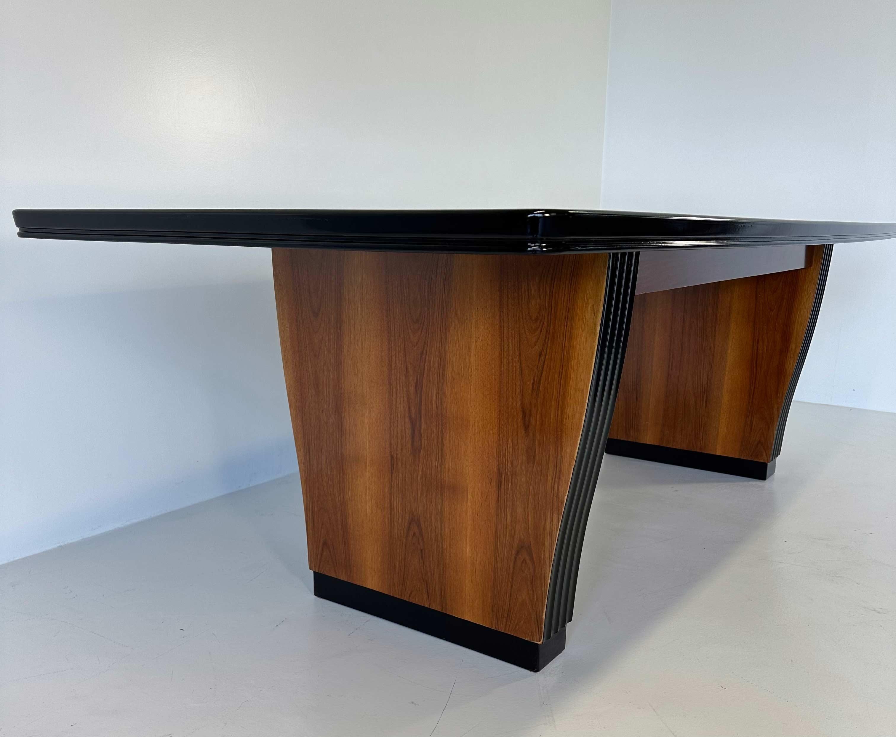 Italian Art Deco Walnut and Black Lacquer Table, 1930s For Sale 3