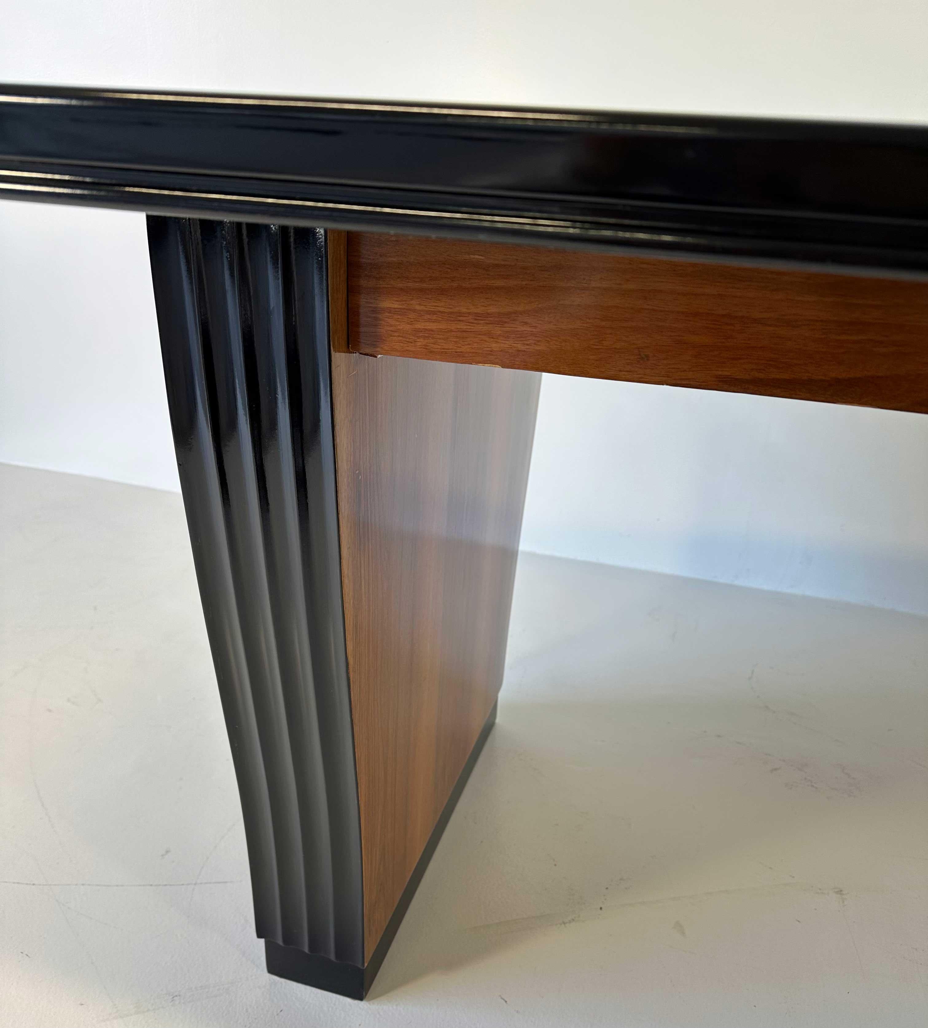 Italian Art Deco Walnut and Black Lacquer Table, 1930s For Sale 4