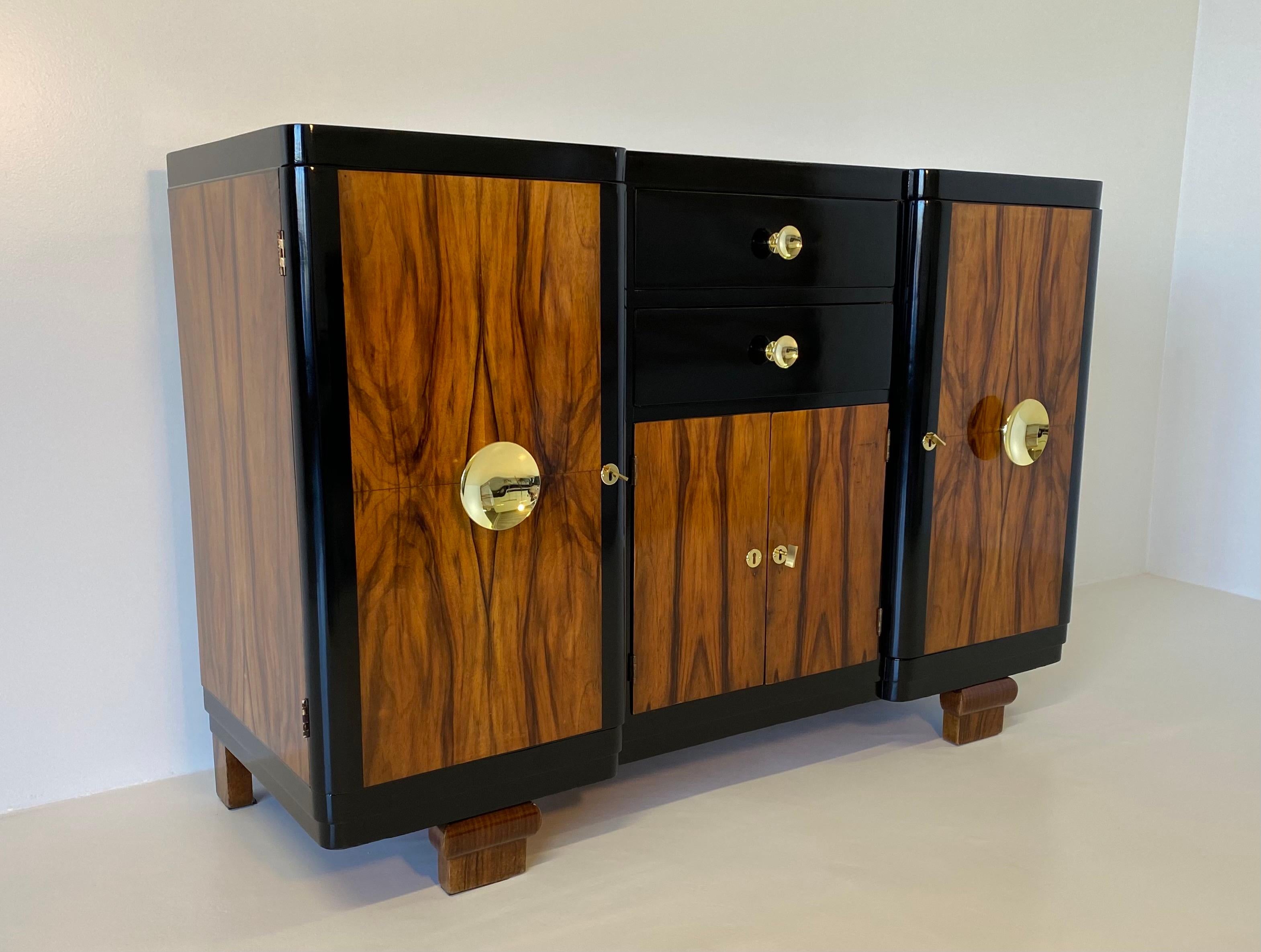 Italian Art Deco Walnut and Brass Sideboard, 1930s In Good Condition In Meda, MB