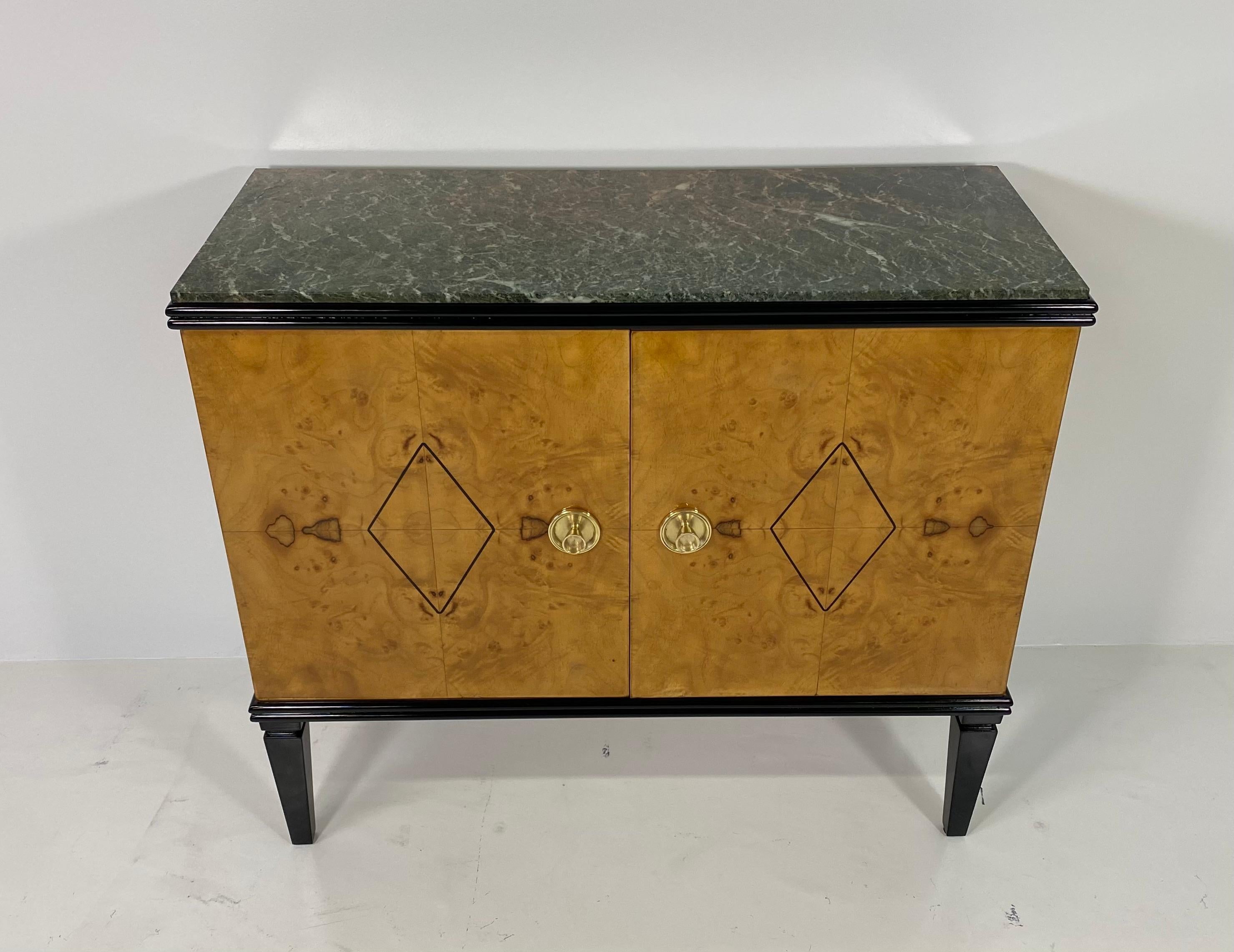 Fine Italian Art Deco cabinet from the 1940s with briar fronts and walnut sides.
The handles are in brass while the profiles are black lacquered.
Top in rare green marble.
Similar cabinet available on our store. (see last photo).