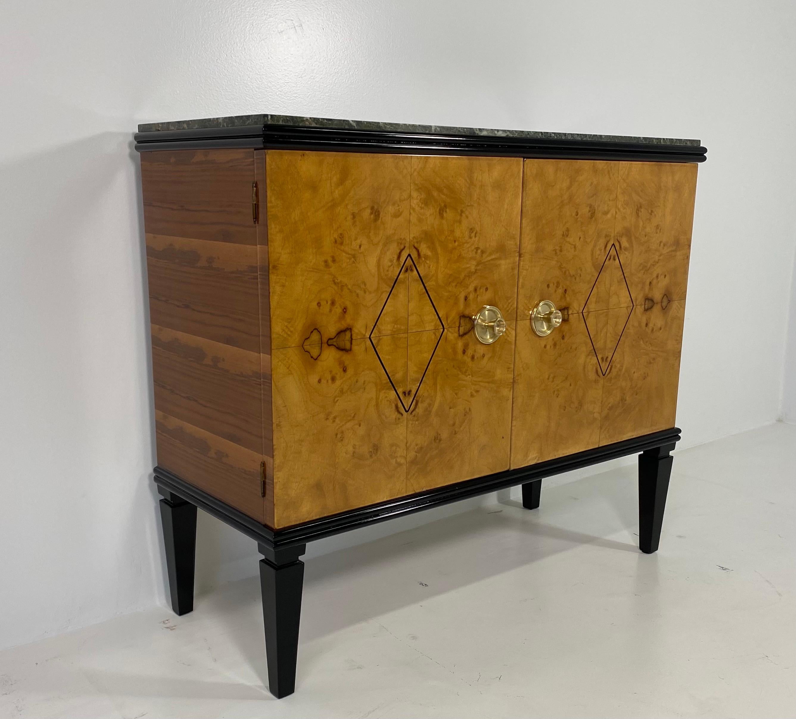 Italian Art Deco Walnut and Briar Cabinet, 1940s In Good Condition For Sale In Meda, MB
