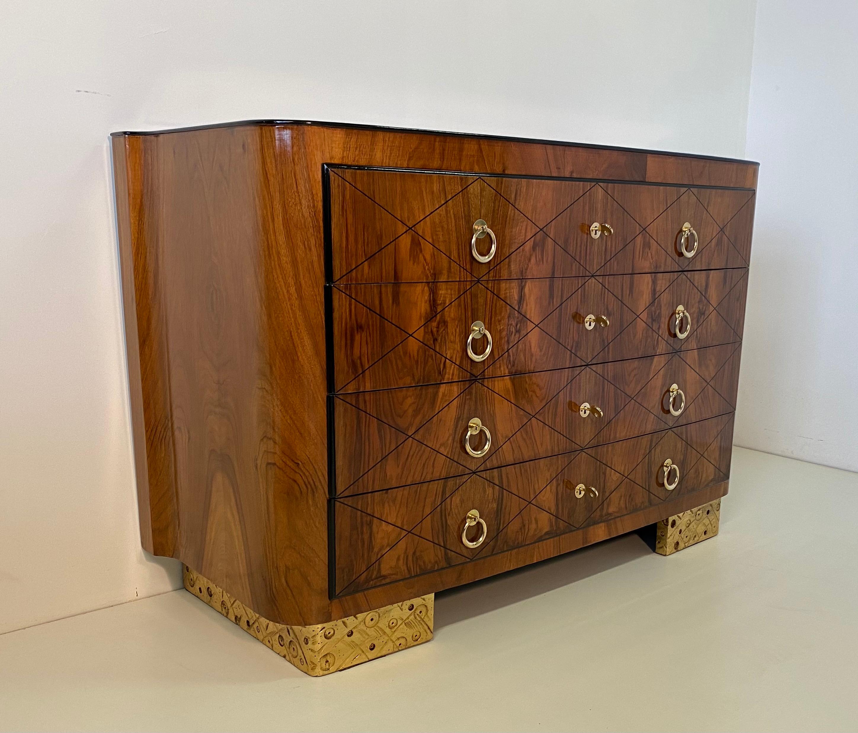 Italian Art Deco Walnut and Gold Leaf Chest of Drawers, 1930s In Good Condition In Meda, MB