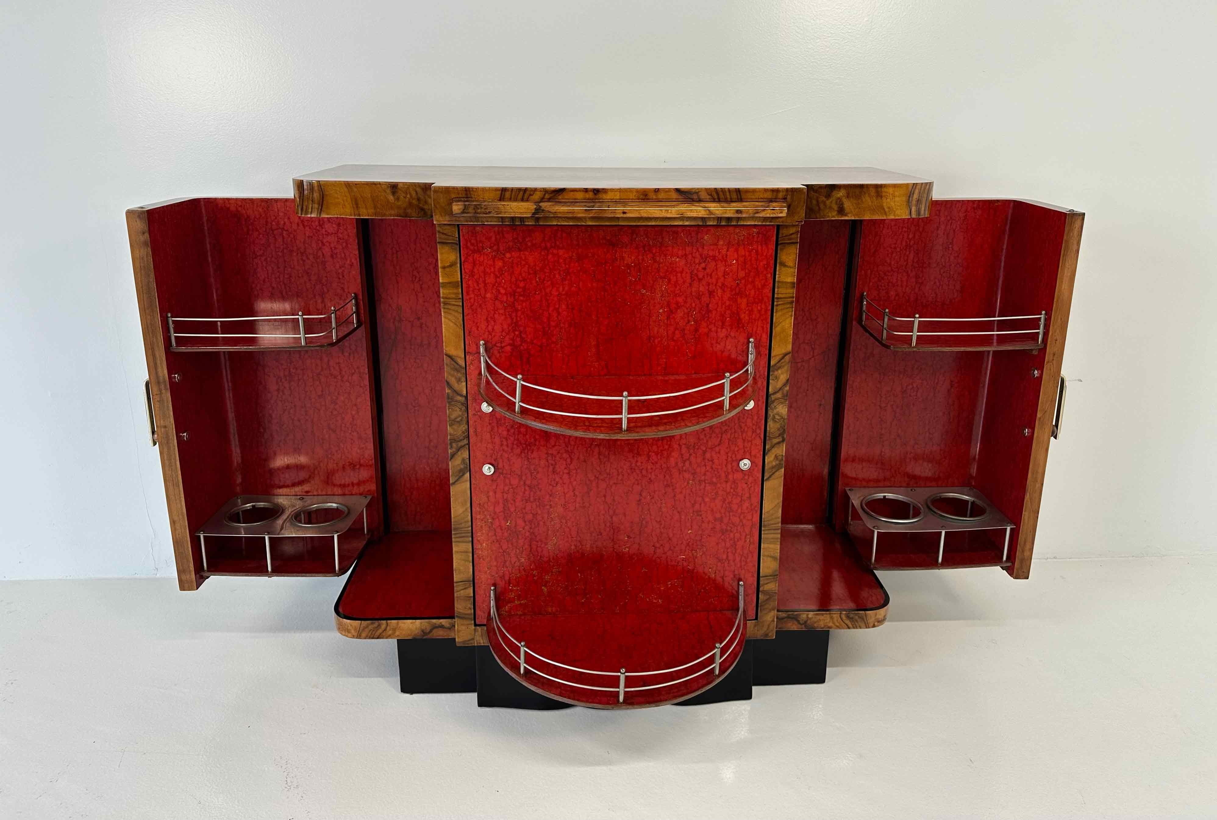 Italian Art Deco Walnut Briar and Red Buxus Interiors Dry Bar For Sale 5