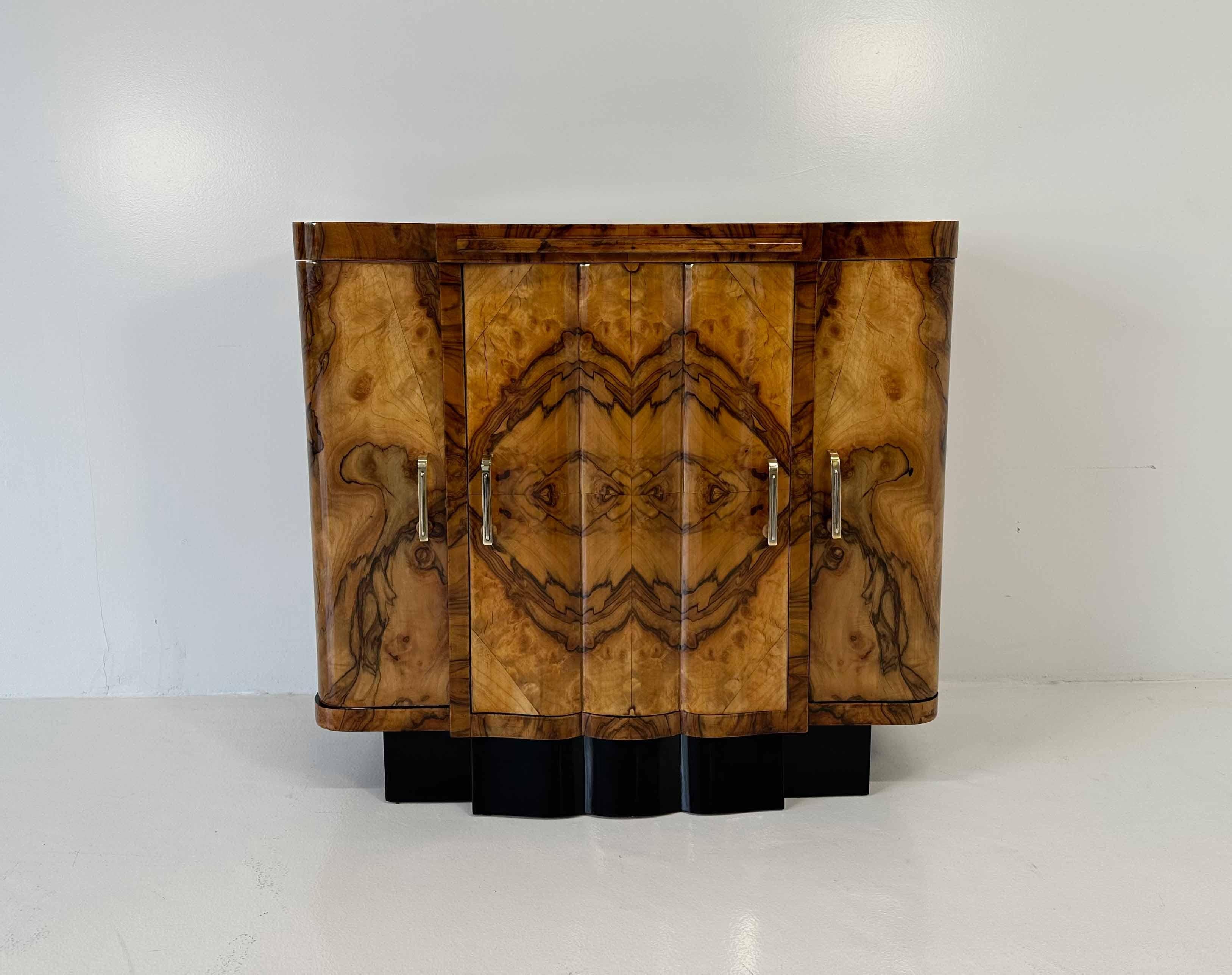 Italian Art Deco Walnut Briar and Red Buxus Interiors Dry Bar In Good Condition For Sale In Meda, MB