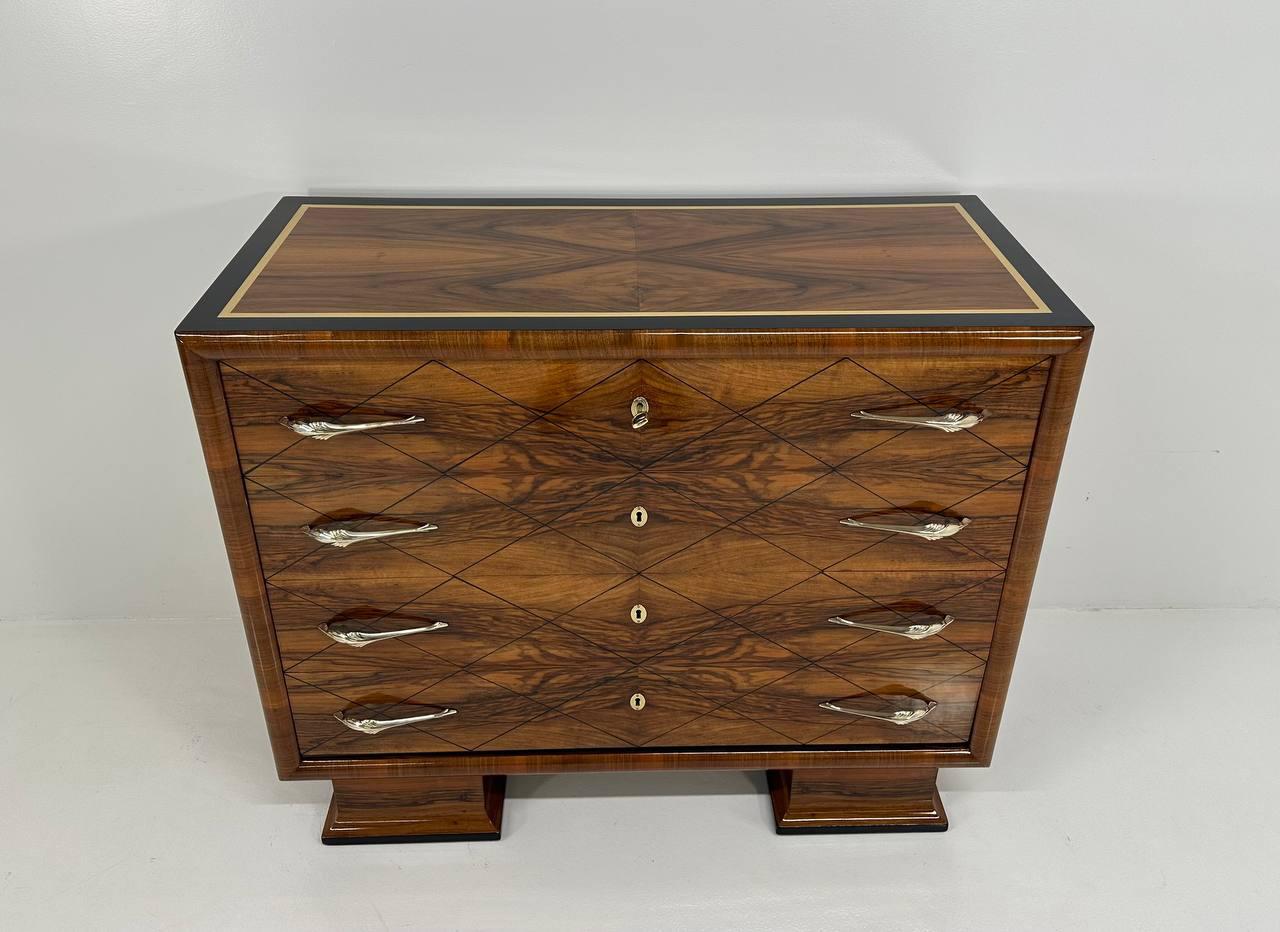 Italian Art Deco Walnut Briar, Black Lacquer and Gold Leaf Dresser, 1940s In Good Condition For Sale In Meda, MB