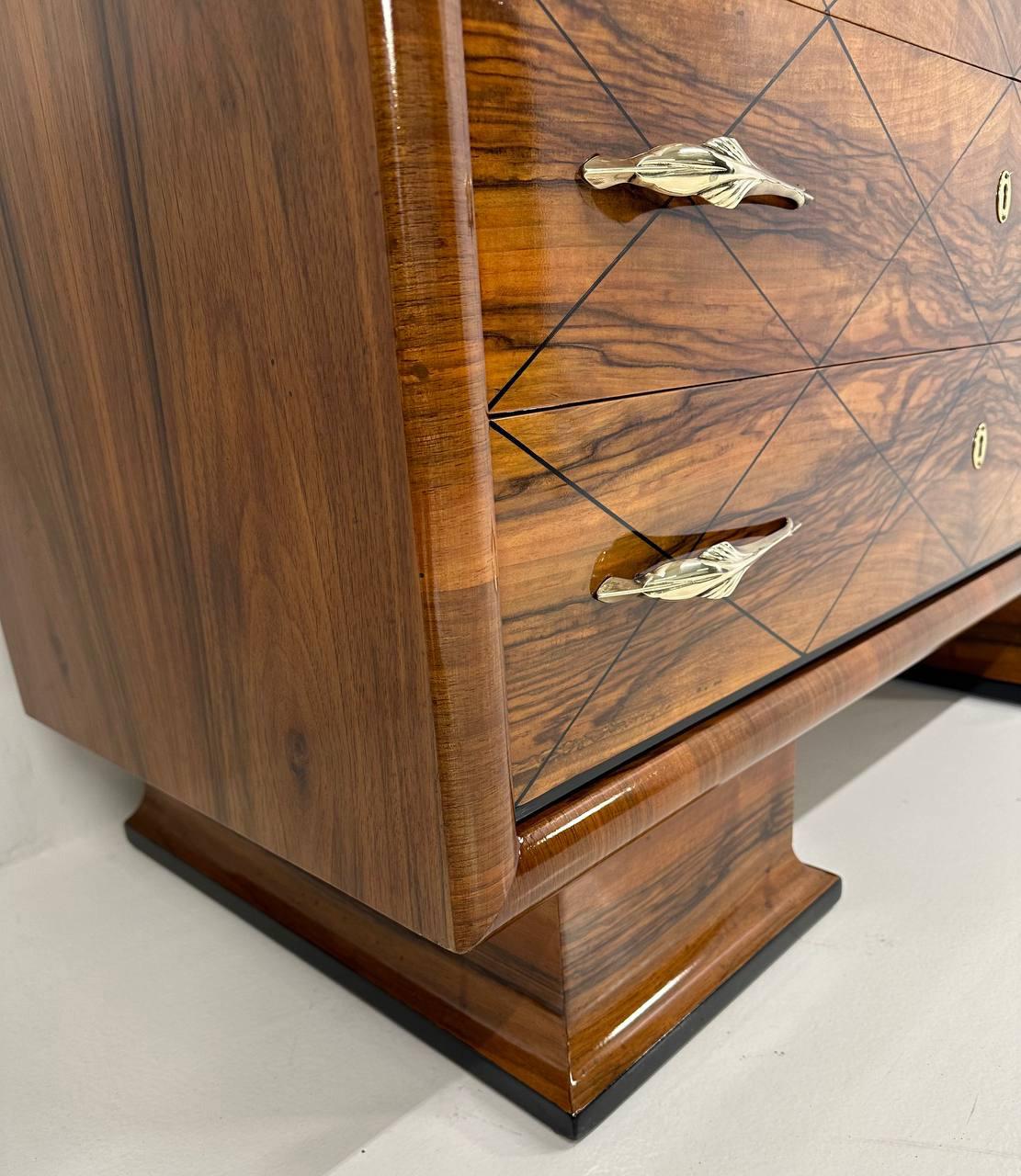 Italian Art Deco Walnut Briar, Black Lacquer and Gold Leaf Dresser, 1940s For Sale 4