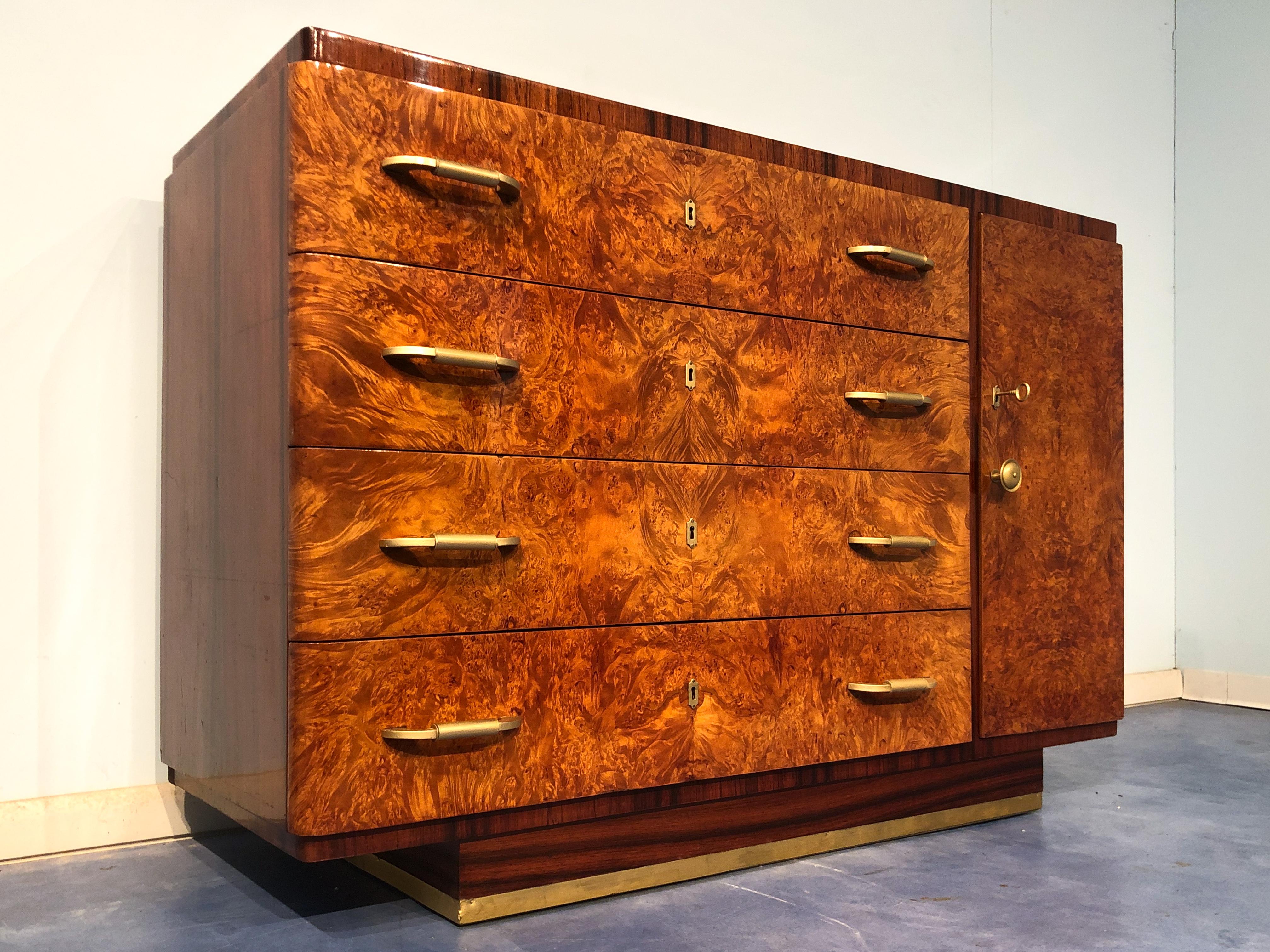 Italian Art Deco Walnut Chest of Drawers or Commode, 1940s In Good Condition In Traversetolo, IT