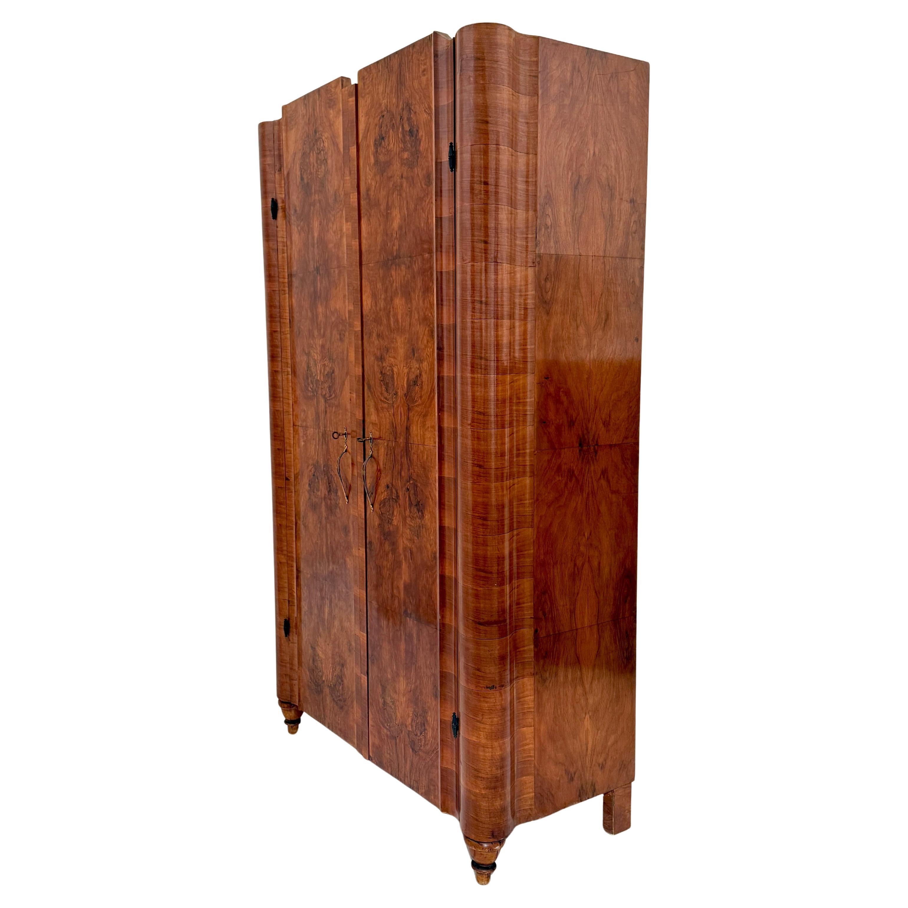 Credenza italiana Art Déco in noce con impiallacciatura in noce marrone e radica, anni
30