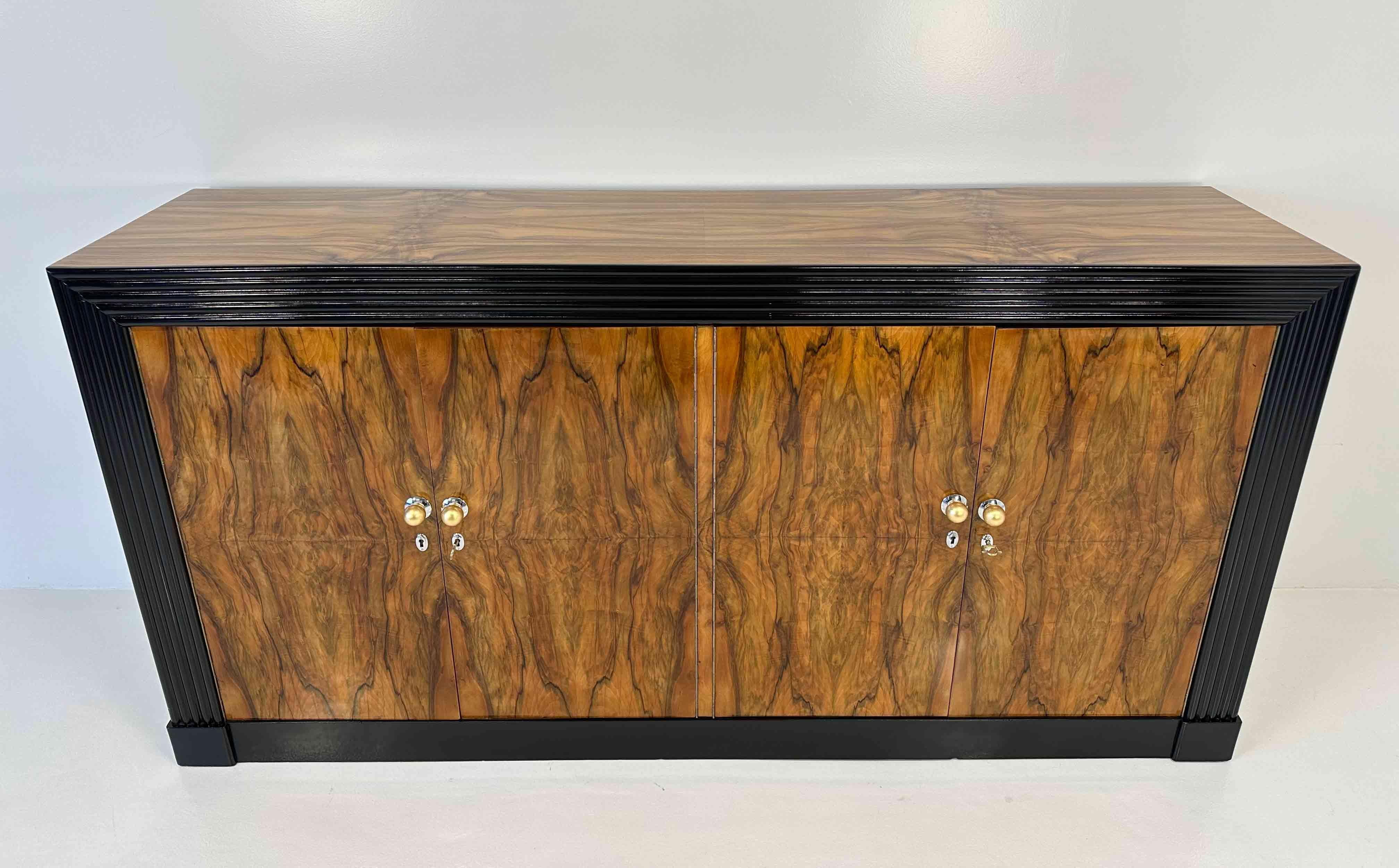 Italian Art Deco Walnut Briar, Black Lacquer, Metal and Gold Sideboard, 1930s  In Good Condition For Sale In Meda, MB
