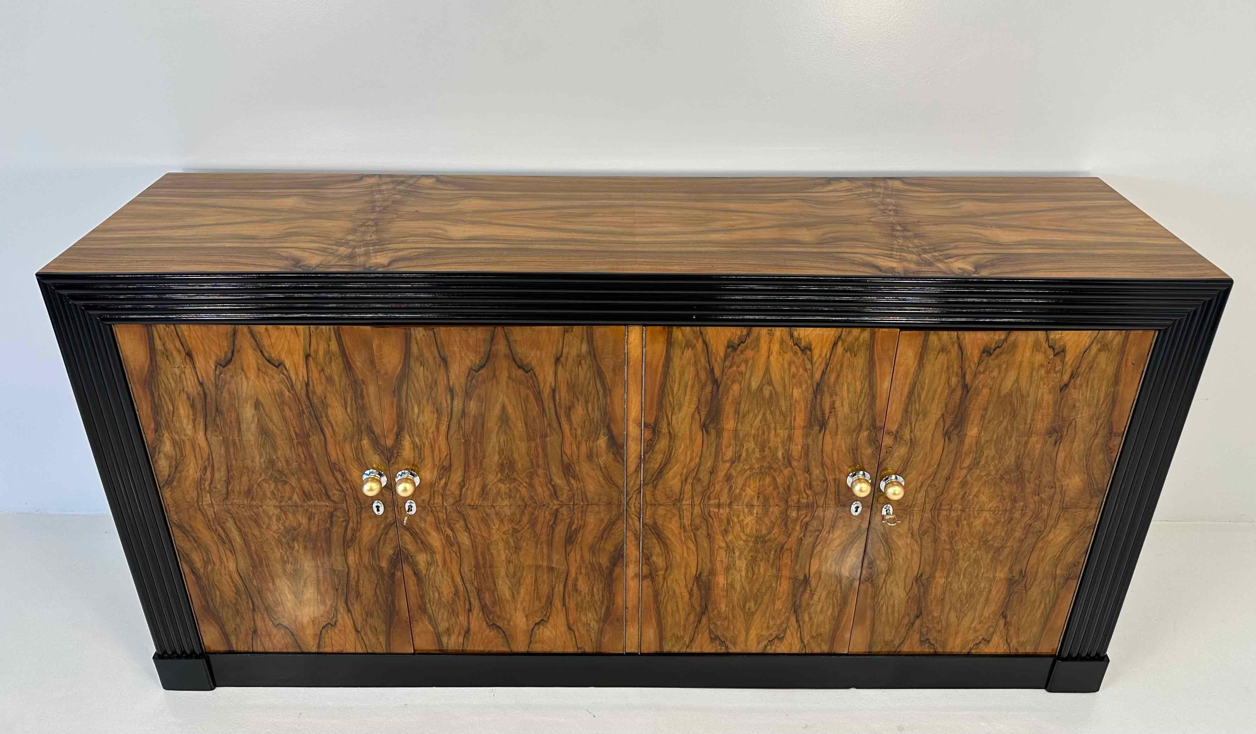 Mid-20th Century Italian Art Deco Walnut Briar, Black Lacquer, Metal and Gold Sideboard, 1930s  For Sale