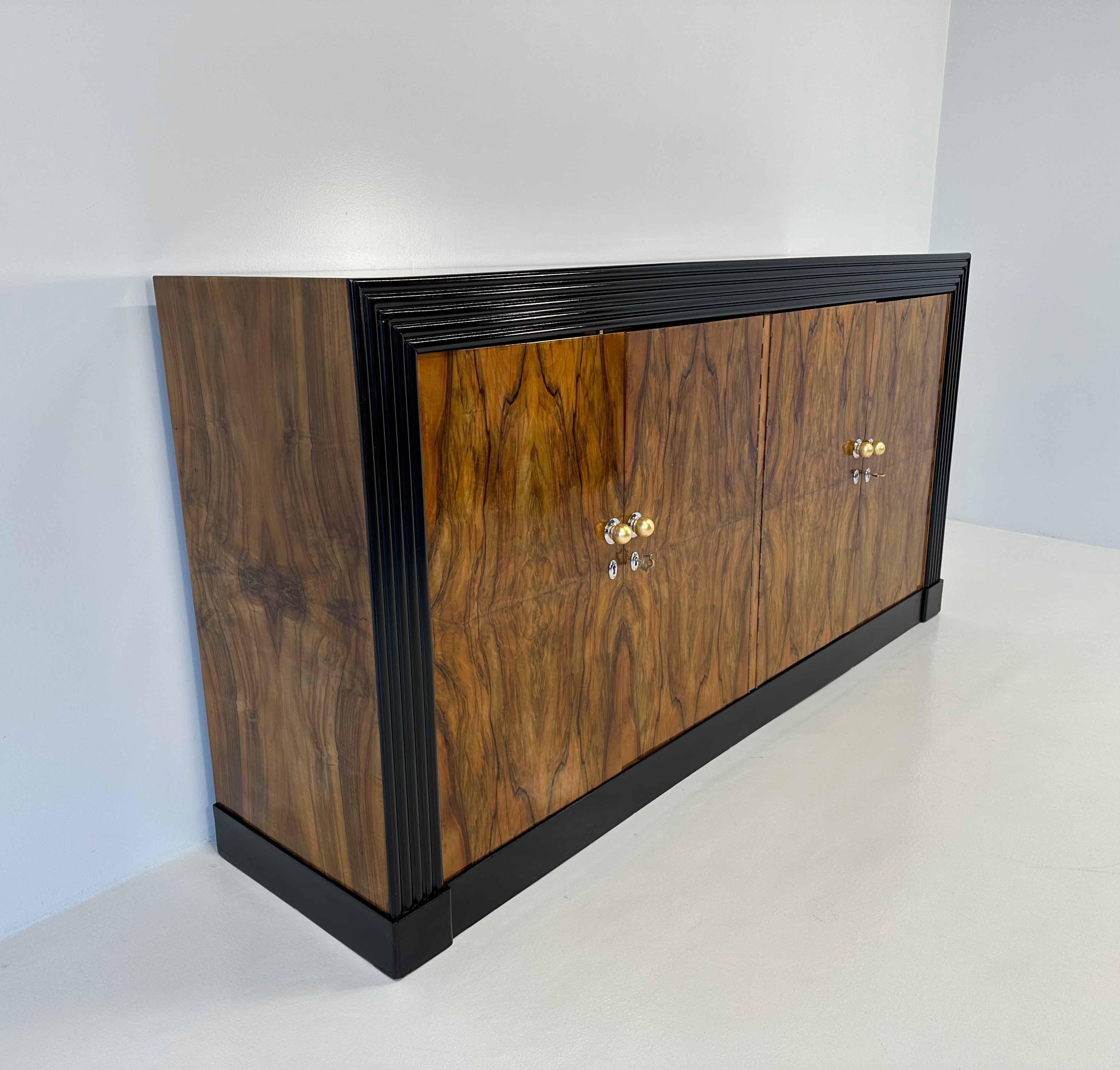 Italian Art Deco Walnut Briar, Black Lacquer, Metal and Gold Sideboard, 1930s  For Sale 1