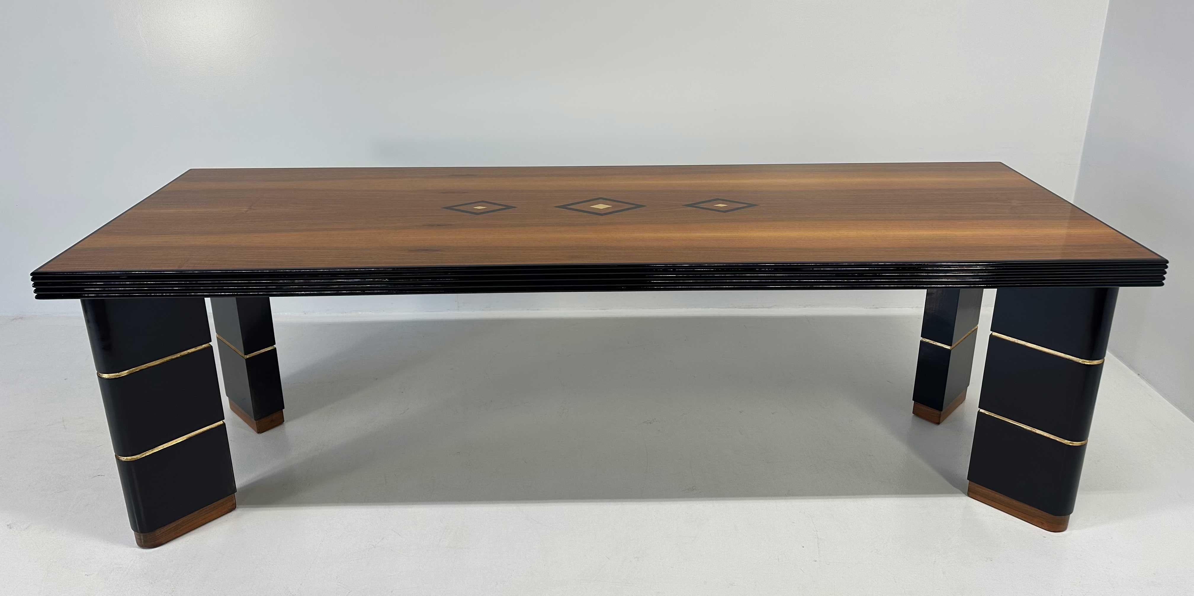 Italienischer Art-Déco-Tisch aus Nussbaumholz, Blattgold und schwarz lackiert, 40er Jahre (Art déco) im Angebot