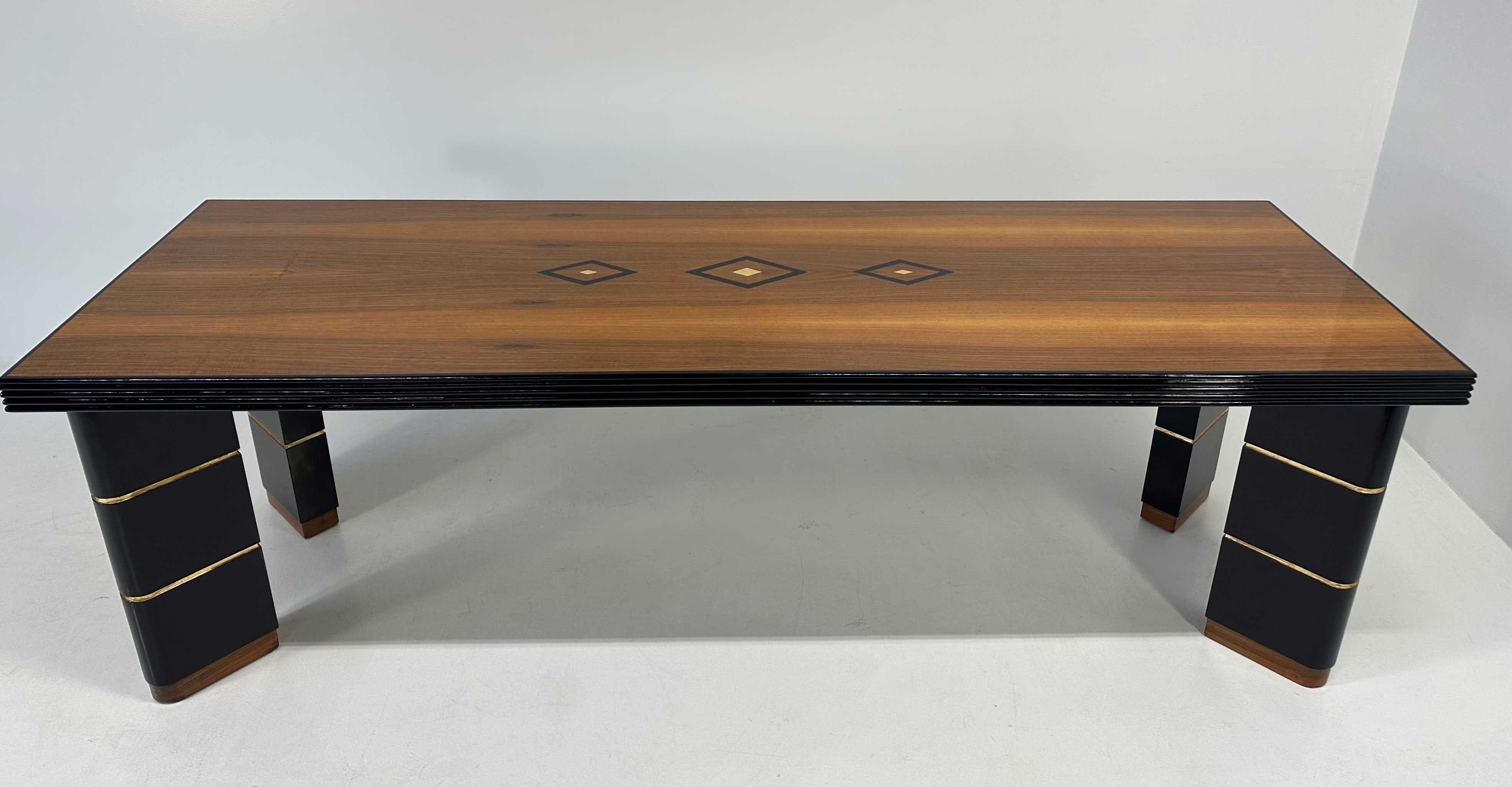 Italienischer Art-Déco-Tisch aus Nussbaumholz, Blattgold und schwarz lackiert, 40er Jahre (Lackiert) im Angebot