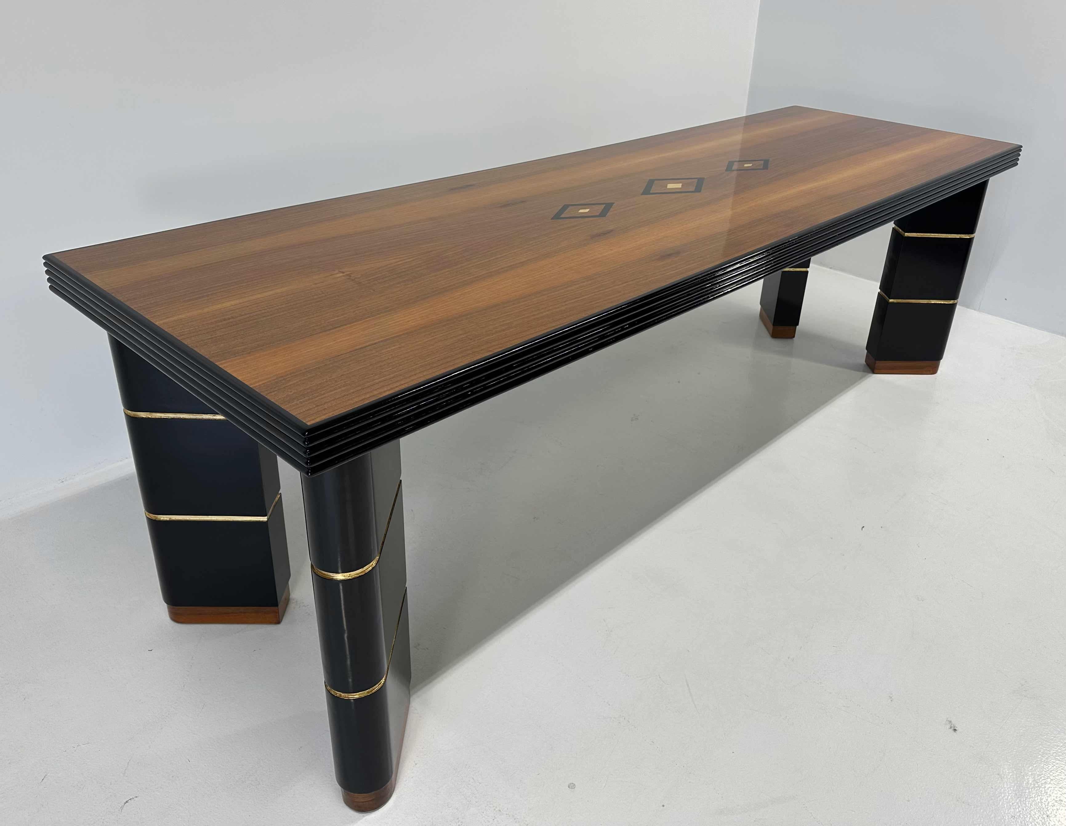 Italienischer Art-Déco-Tisch aus Nussbaumholz, Blattgold und schwarz lackiert, 40er Jahre im Zustand „Gut“ im Angebot in Meda, MB