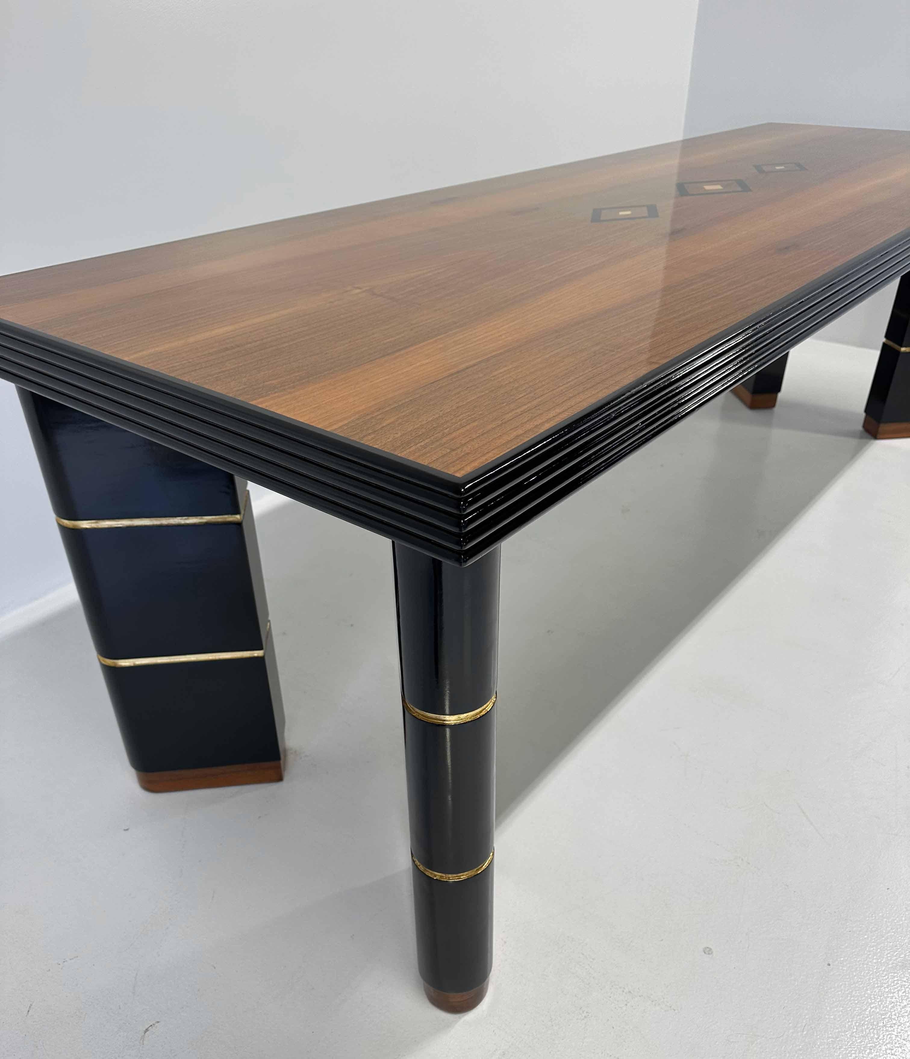 Italienischer Art-Déco-Tisch aus Nussbaumholz, Blattgold und schwarz lackiert, 40er Jahre (Mitte des 20. Jahrhunderts) im Angebot