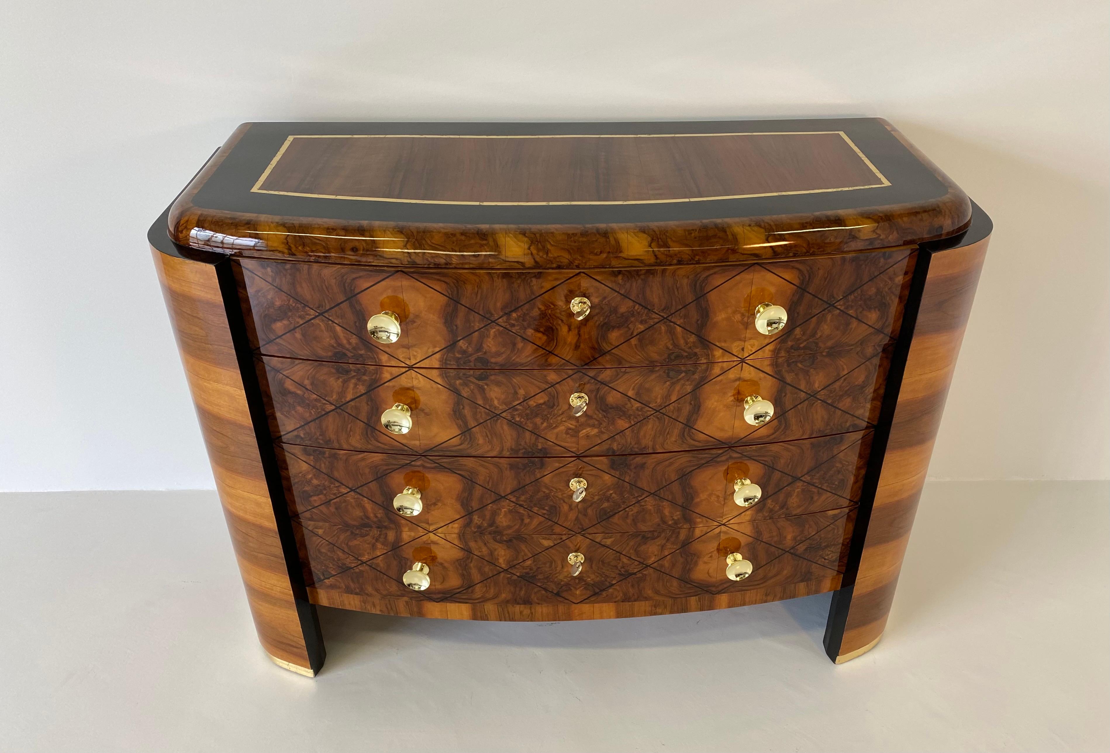 This chest of drawers was produced in Italy in the 1930s, it is completely covered in walnut briar with black lacquer details.
The front of the drawers is decorated with a Classic geometric pattern from the Art Deco period.
The solid wood feet are