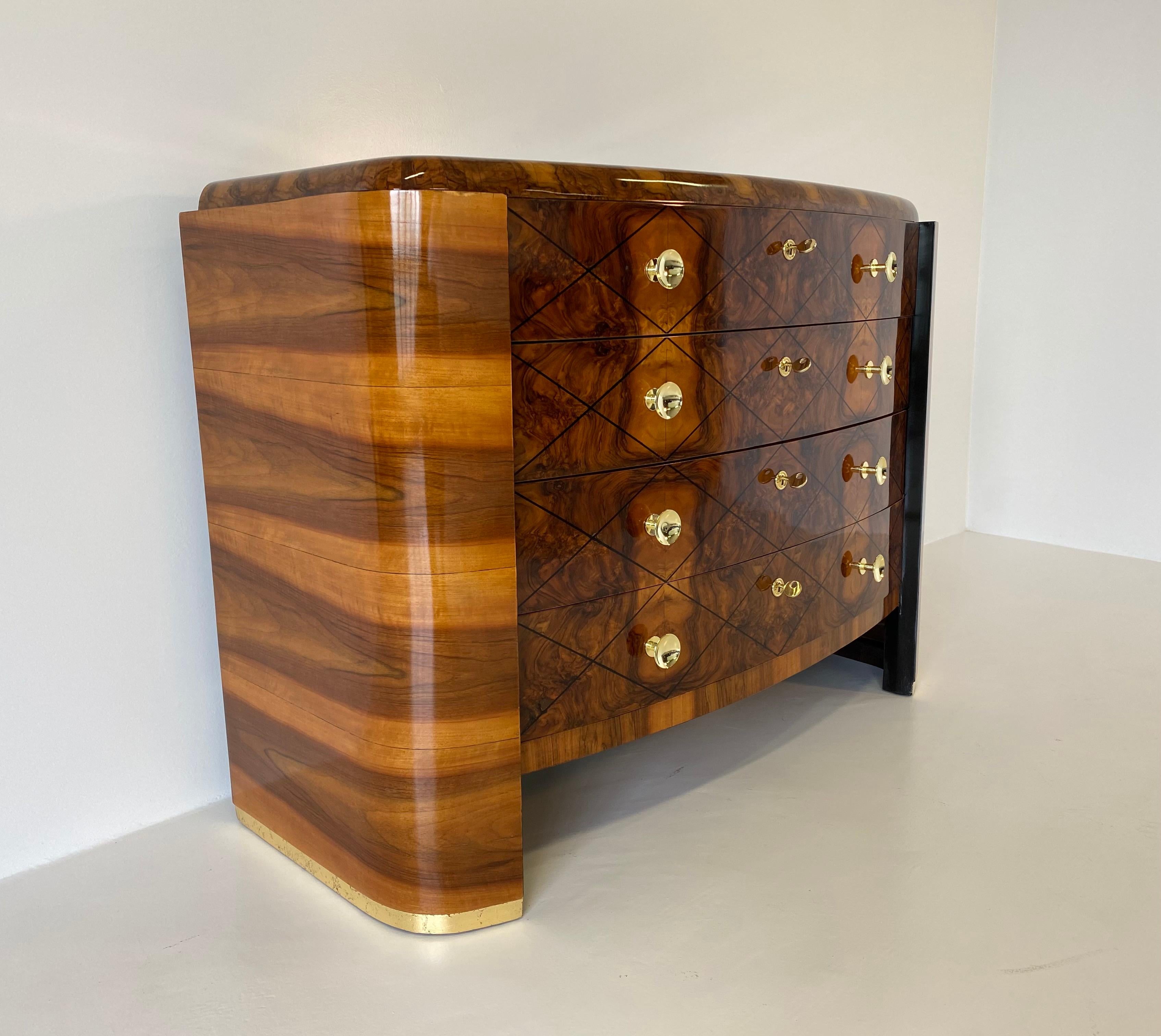 Italian Art Deco Walnut , Gold Leaf and Brass Chest of Drawers, 1930s In Good Condition In Meda, MB